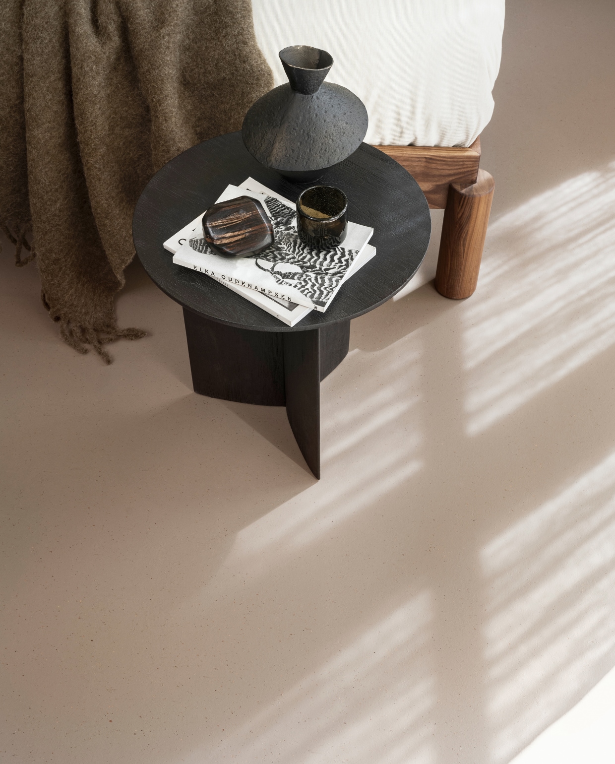 Marmoleum vloer in Leem, 200 cm breed, per m² € 50,40.M.m.v. ethnicraft.com (bijzettafel Geometric), zarahome.com (vaas), hm.com (wollen plaid, waterglas), bymolle.com (dekbedovertrek). Overig privébezit. vtwonen 10-2023 | styling Sanne Ketelaar | fotografie Stan Koolen