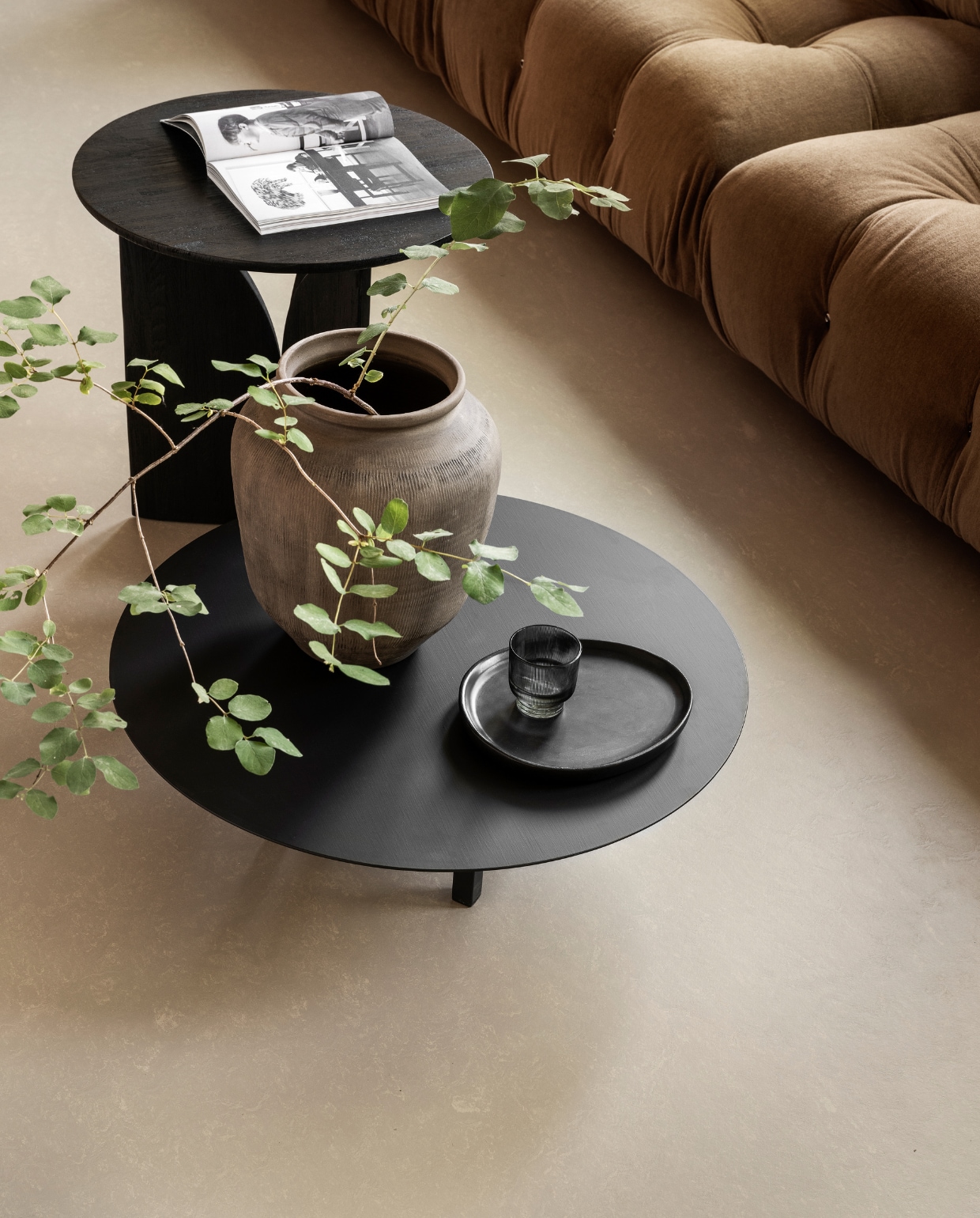 Marmoleum vloer in Kwarts, 200 cm breed, per m² € 50,40.M.m.v. homestede.nl (elementenbank), vtwonen.nl/shop (salontafel van Serax), ethnicraft.com (bijzettafel Geometric), zarahome.com (vaas, houten bord). Overig privébezit. vtwonen 10-2023 | styling Sanne Ketelaar | fotografie Stan Koolen