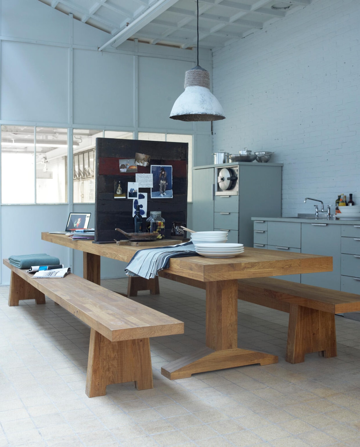 Massief eikenhouten tafel 300x90x78 cm € 2650,-, bank per stuk € 1400,- (Piet Hein Eek). Lamp van papier maché € 275,- (Wynske). Tafelkleed € 105,- (Pols Potten). Basis servies uit de vtwonen huiscollectie vanaf € 5,95 (Nijhof). Keuken à la carte prijs op aanvraag (Piet Hein Eek). Tussenschot is privébezit. vtwonen 03-2011 | styling Marianne Luning | fotografie Tjitske van Leeuwen