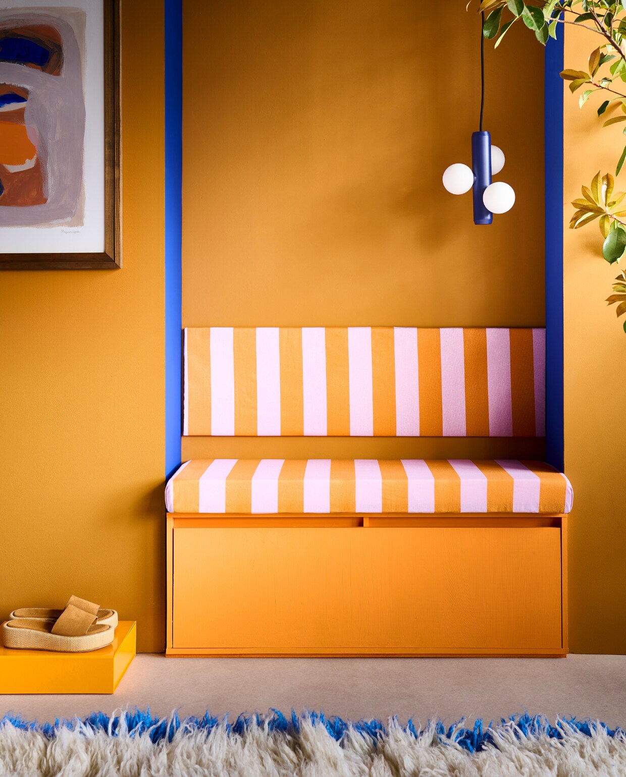 Muurverf oranje Middle Buff, muurverf blauw Ultra Blue, verf meubel Marigold (littlegreene.nl). Hoogpolig vloerkleed, 280x170 cm € 1295,- (hkliving.com). Hanglamp van Fést, metaal en glas € 275,-, oranje kartonnen doos van Hay € 14,- (wonenmetlef.nl). Poster Outline van Berit Mogensen Lopez, 50x70 cm € 89,- (theposterclub.com). Leren sandalen € 49,99 (zarahome.com). Overig privébezit. vtwonen DIY special 7 | styling Sanne Ketelaar | fotografie Sjoerd Eickmans