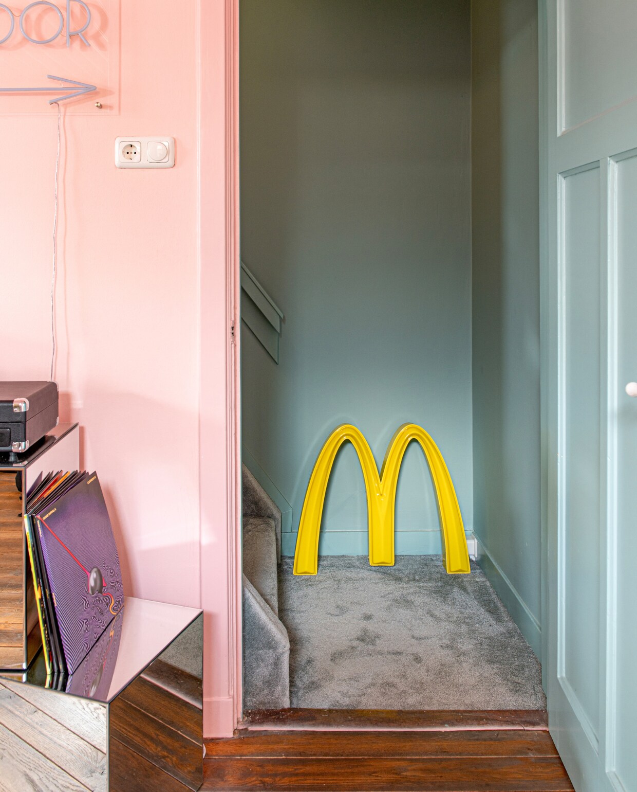 McDonald’s M @oldgaragestuff_nl, neonlamp Dancefloor van Neon Beach, spiegelkubus Karwei, muurverf bij trap Holly Glen van Histor, op voorgrond Zalm van Gamma. vtwonen 11-2023 | productie De Binnenkijkers | styling Jeske Weel | fotografie Caroline Coehorst
