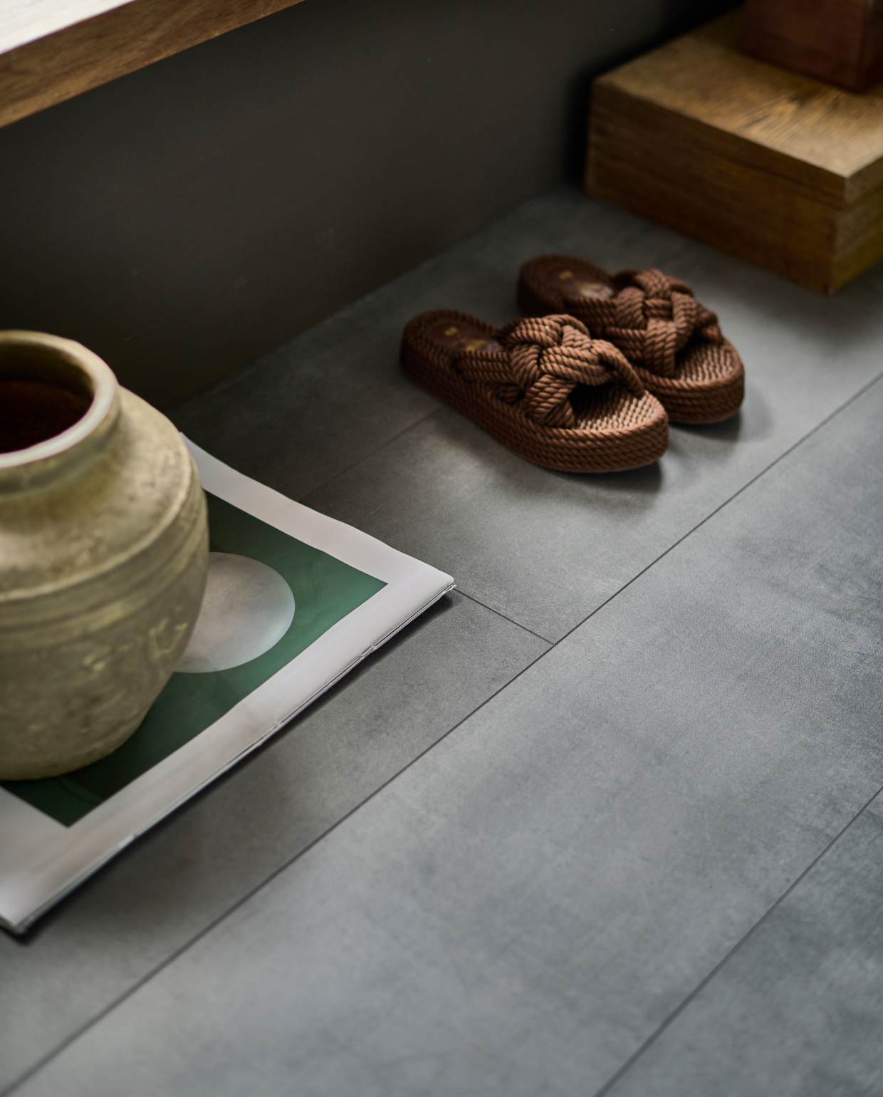 Evc-vloer Granite, incl. ondervloer, lamel 129x24,6 cm, inhoud per pak 2,54 m², per m² € 52,99, muurverf achtermuur Soil, vanaf 1 liter € 27,99.M.m.v. hm.com (sandalen), zarahome.com (stenen vaas). Overig privébezit. vtwonen 11-2023 | productie tanja Saarberg | styling Sanne Ketelaar | fotografie Sjoerd Eickmans