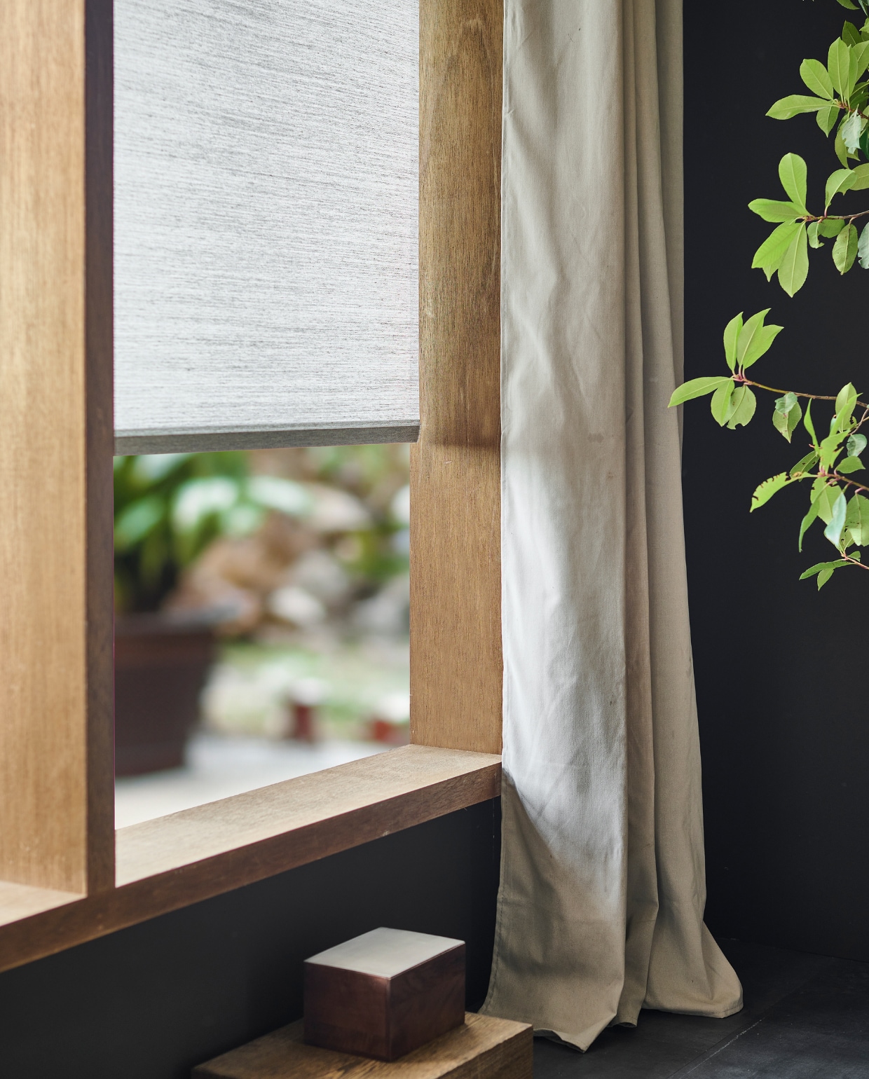 Evc-vloer Barley, incl. ondervloer, lamel 129x24,6 cm, inhoud per pak 2,54 m², per m² € 52,99, muurverf Light Grey, vanaf 1 liter € 27,99, fotobehang Degradé in Warm Grey, 6 banen van 50x280 cm, totaal 300x280 cm (bxh) € 149,-.M.m.v. neeflouis.nl (kinderstoel), zarahome.com (gitaar, knuffel), hm.com (dekbedovertrek). Overig privébezit. vtwonen 11-2023 | productie tanja Saarberg | styling Sanne Ketelaar | fotografie Sjoerd Eickmans