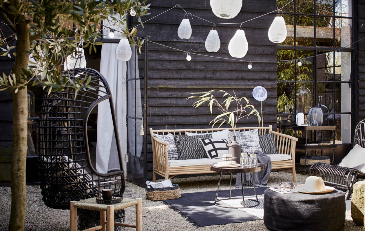 Bamboe bank van Tine K Home, 190 cm breed € 675,- (l’Etoile Conceptstore). Kussens op de bank van linksaf: hoes met vervaagde ruit, Worn van House Doctor, 50x50 cm € 17,95, zigzagkussen Graphy van Casa Vivante 60x40 cm € 29,95, wit kussen met zwart grafisch motief Lifestyle Manhattan 50x30 cm € 34,95 (www.vtwonen.nl). Plaid € 44,- (Hammam 34). Rotan hangstoel van HK Living € 199,95 (www.vtwonen.nl). Erin kussen Feathers van Littlephant, 50x50 cm € 65,95 (Livv Lifestyle). Plaid € 29,99 (H&amp;M). Marokkaanse gevlochten kruk van HK Living, groot 37x37x42 cm, klein 31x31x25 cm, samen € 65,-, salontafel Kraton van Dutch Bone, Ø 60 cm € 169,-; matzwarte vaas van Madam Stoltz € 44,95, juten poef van HK Living, 30x70 cm (hxØ) € 149,- (www.vtwonen.nl). Mason Jar drinkbekers set van 4 € 9,95 (vtwonen.nl). Houten bordjes € 6,95 van HK Living, emaillen zwart-wit potje set van 2 € 9,95 (www.vtwonen.nl). Rieten hoed € 39,95 (Sukha Amsterdam). Vloerkleed Stack van House Doctor € 164,95; zwarte rotan stoel van House Doctor € 245,- (www.vtwonen.nl). Zwart-wit vloerkleed € 29,99 (H&amp;M). Lampions Drop van House Doctor, 30x20 cm (hxØ) per 2 € 9,95 en 35x24 cm (hxØ) per 2 € 12,95, lichtsnoer Bella Vista van Seletti, 10 lampen, 14,2 meter € 99,- (www.vtwonen.nl). Visnet € 3,95 (Sissy-Boy Homeland). Gordijn set van 2 € 9,95 (Ikea). Rieten lage manden van Serax set van 3 € 79, (www.vtwonen.nl). vtwonen 06-2015 | styling Cleo Scheulderman | fotografie Alexander van Berge