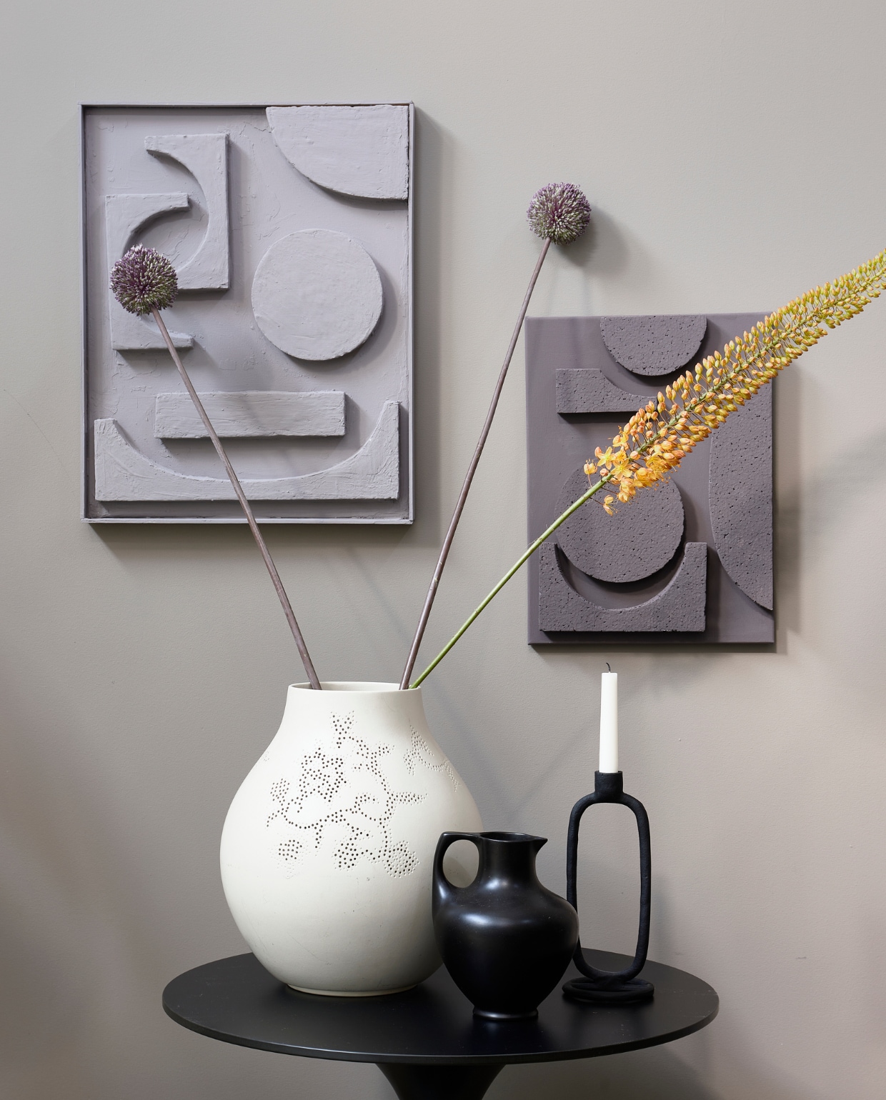 Vintage vaas van Hella Jongerius voor Ikea, melkkan, bijzettafel (marktplaats). Kandelaar (karwei). vtwonen 11-2023 | styling Corrien Flohil | fotografie Dennis Brandsma