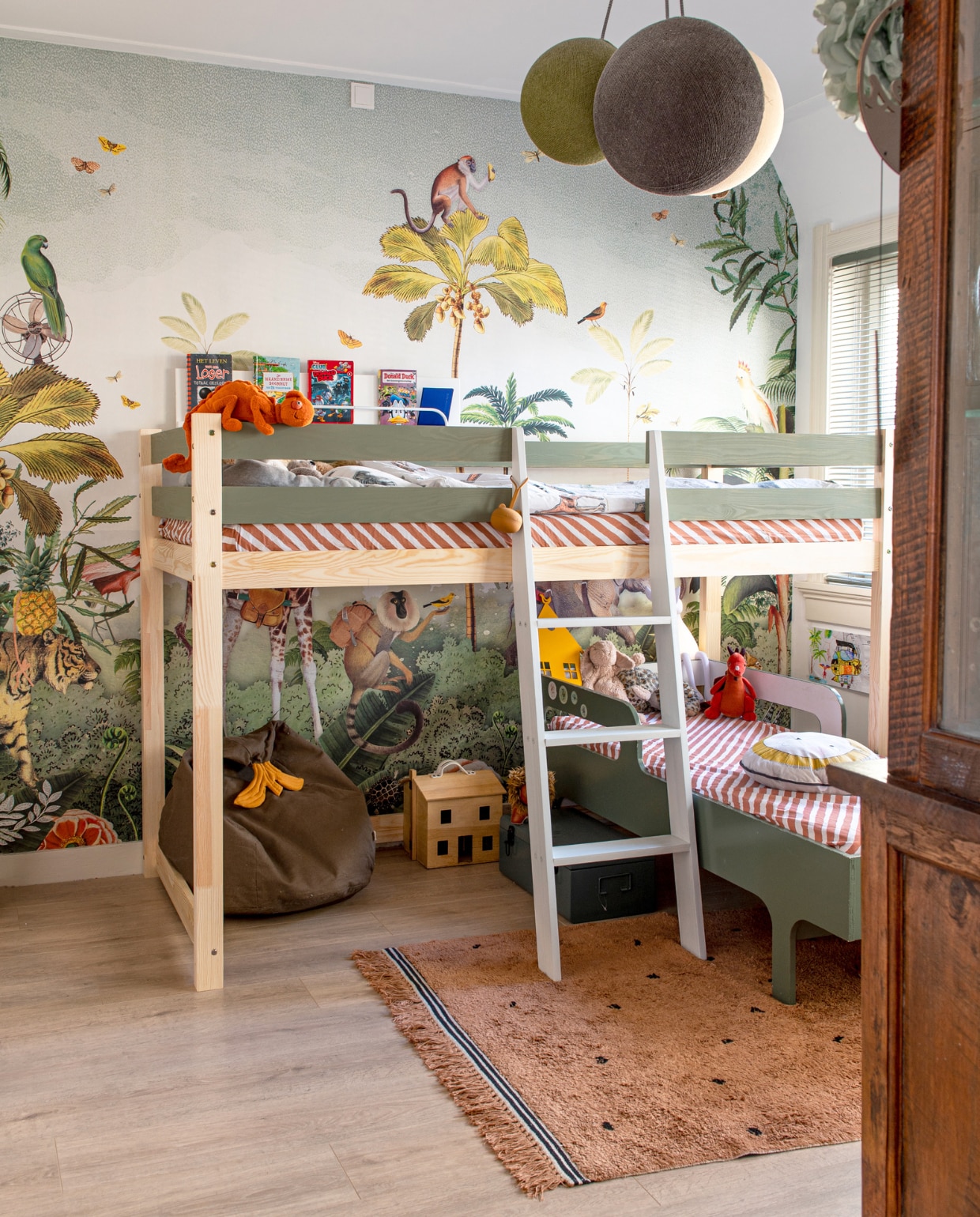 Behang Pimpelmees, stapelbed Petit Puk. Laag bed zelfgemaakt. Hoeslakens Studio Ditte. Hanglampen Cotton Ball Lights, knuffels Mevrouw Groen, zitzak Ferm Living. Vloerkleed Tapis Petit, raambekleding Nijhof. Poppenhuis Olli Ella. Overig onbekend. vtwonen special DIY 7 | fotografie Caroline Coehorst