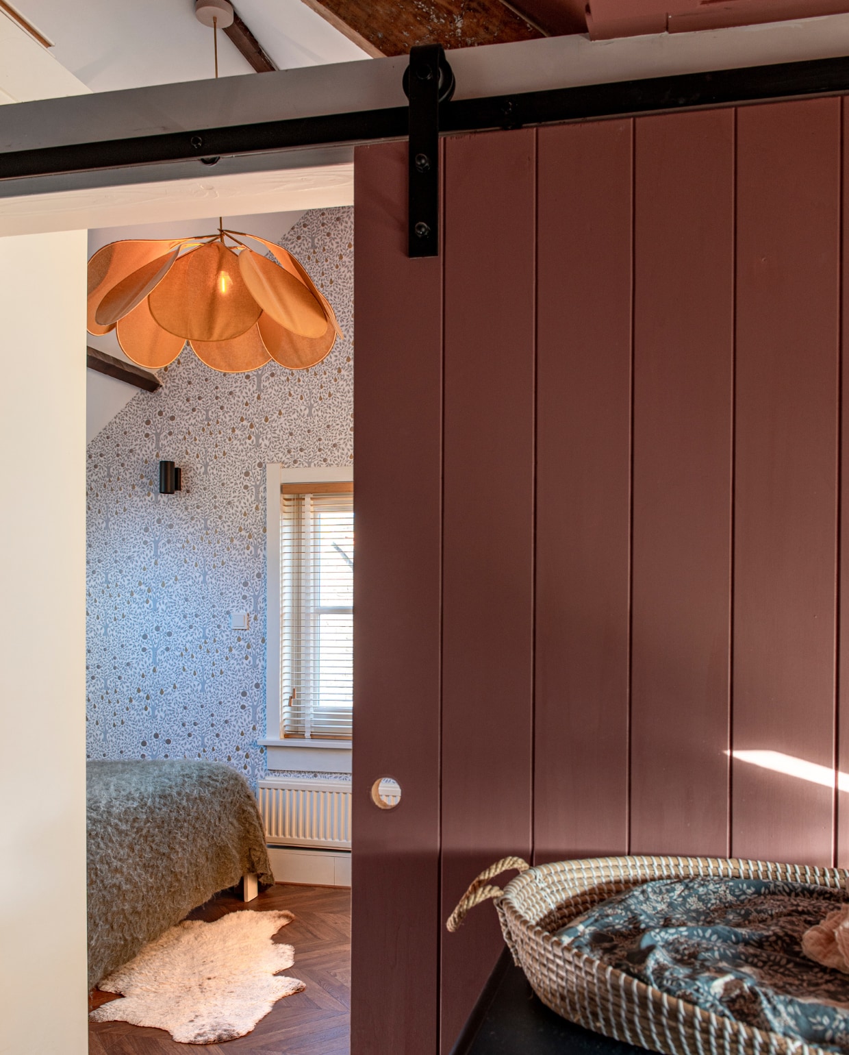 Lamp Georges, deurbeslag Nijhof, behang Midbec, wandlamp Ikea, plaid Do’s Interiors, verfkleur deur Ashes of Roses van Little Greene. vtwonen special DIY 7-2023 | fotografie Caroline Coehorst | tekst Chris Muyres