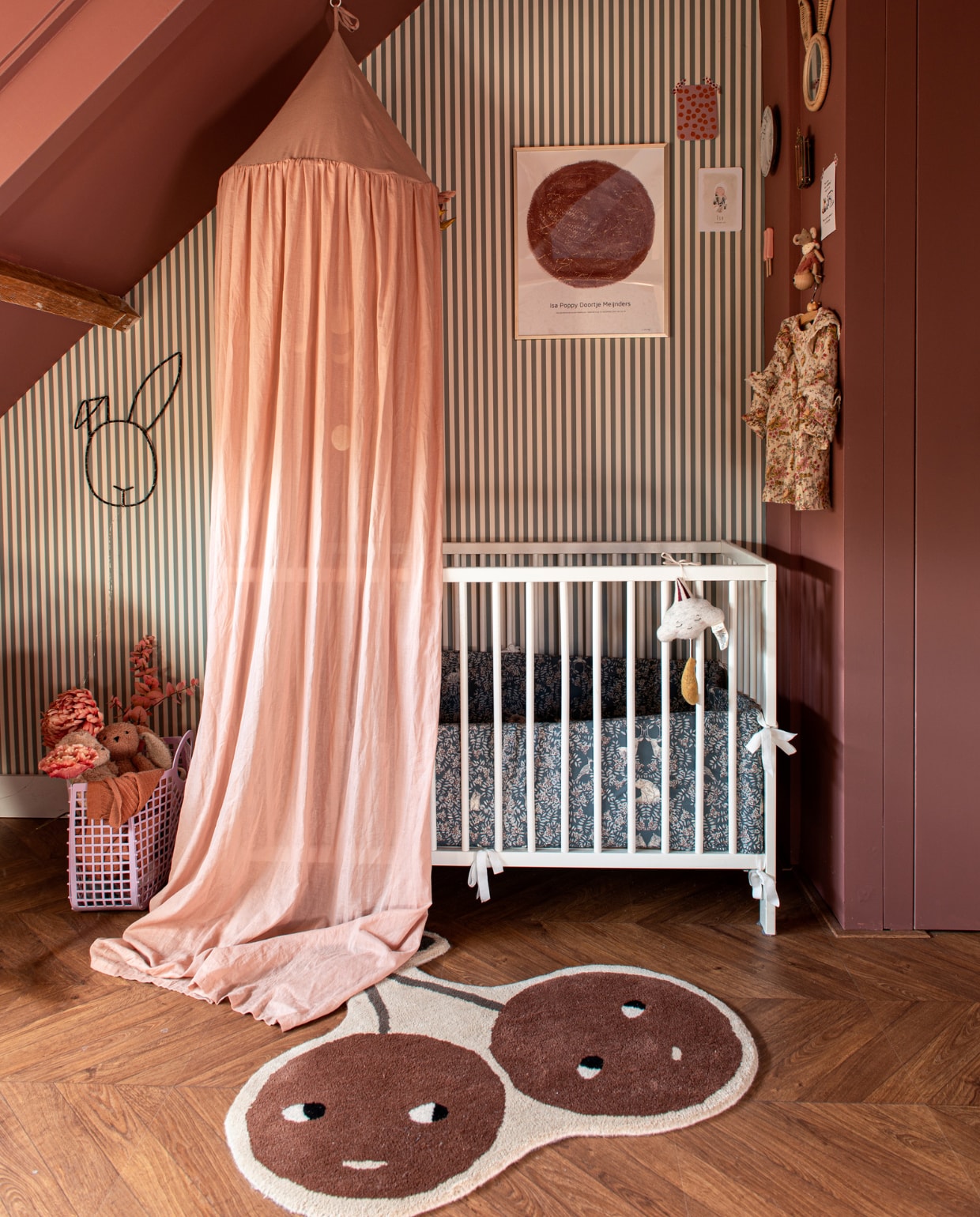 Behang Ferm Living, ledikant Ikea, hemel en mand Liewood.  Konijnlamp Vraĉo, poster MrStarsky, bedbumper Garbo &amp; Friends, vloerkleed Oyoy, muziekwolk Konges Sløjd, ijsje Prchtg, spiegel Wonder for Kids, muis Maileg, jurk Louise Misha, verf houtwerk en muur Ashes of Roses van Little Greene. Overig onbekend. vtwonen special DIY 7-2023 | fotografie Caroline Coehorst | tekst Chris Muyres