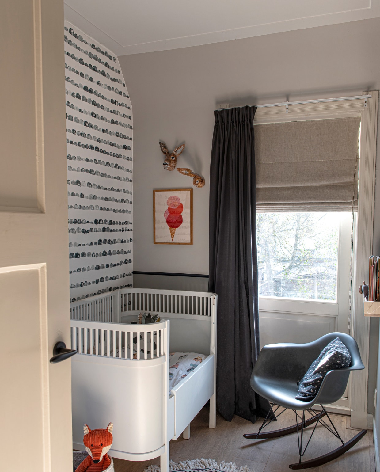 Meegroeibed Sebra, papieren dierenkoppen Babette Hofstede, schommelstoel Vitra, vloerkleed Tapis Petit, gordijn Hema, vouwgordijn By Mölle, poster ijsje Miek illustreert, knuffel vos Mevrouw Groen, hoeslaken Studio Ditte, behang zelf gestempeld, mand Rafa Kids, kussen Cindysigns. vtwonen special DIY 7-2023 | fotografie Caroline Coehorst | tekst Chris Muyres