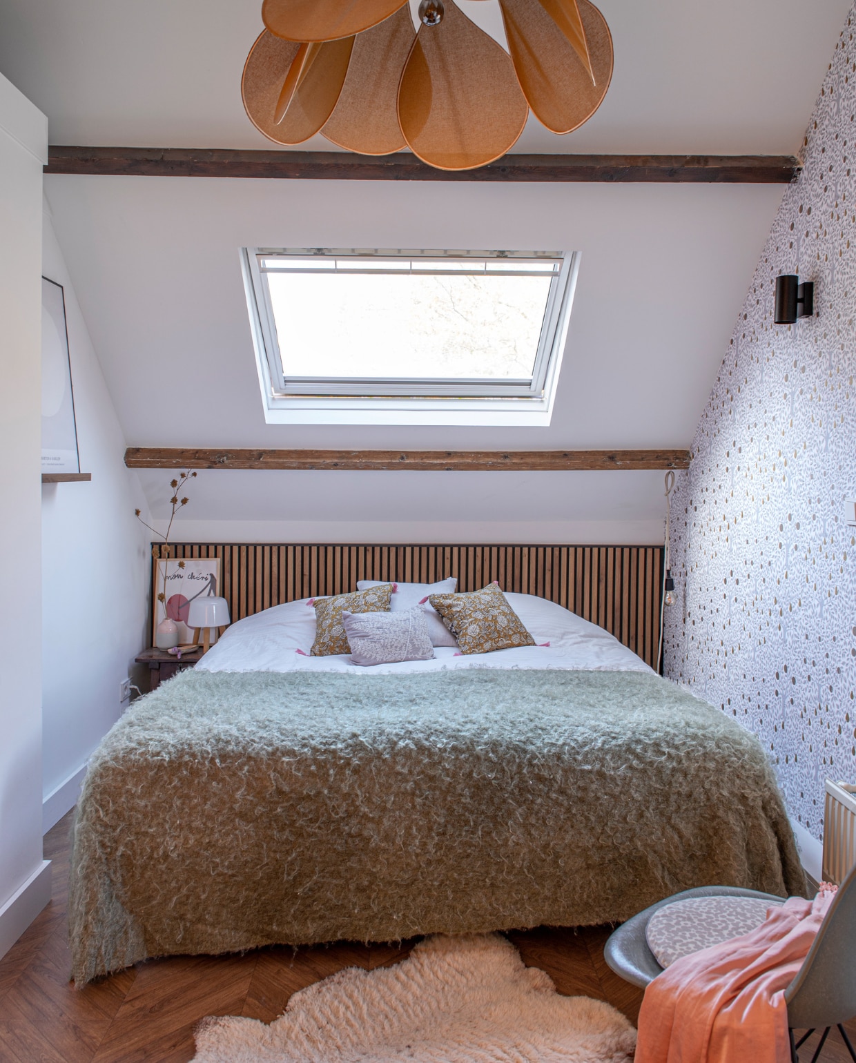Stoel Vitra, plaid Do’s Interiors, beddengoed Vandyck, kussens met roze kwasten Doing Goods, poster kersen Sissy-Boy, tafellamp Milk van &amp;Tradition, nachtkastje antiek, hanglamp Georges, hanglamp naast bed Karwei, behang Midbec. Overig onbekend vtwonen special DIY 7-2023 | fotografie Caroline Coehorst | tekst Chris Muyres