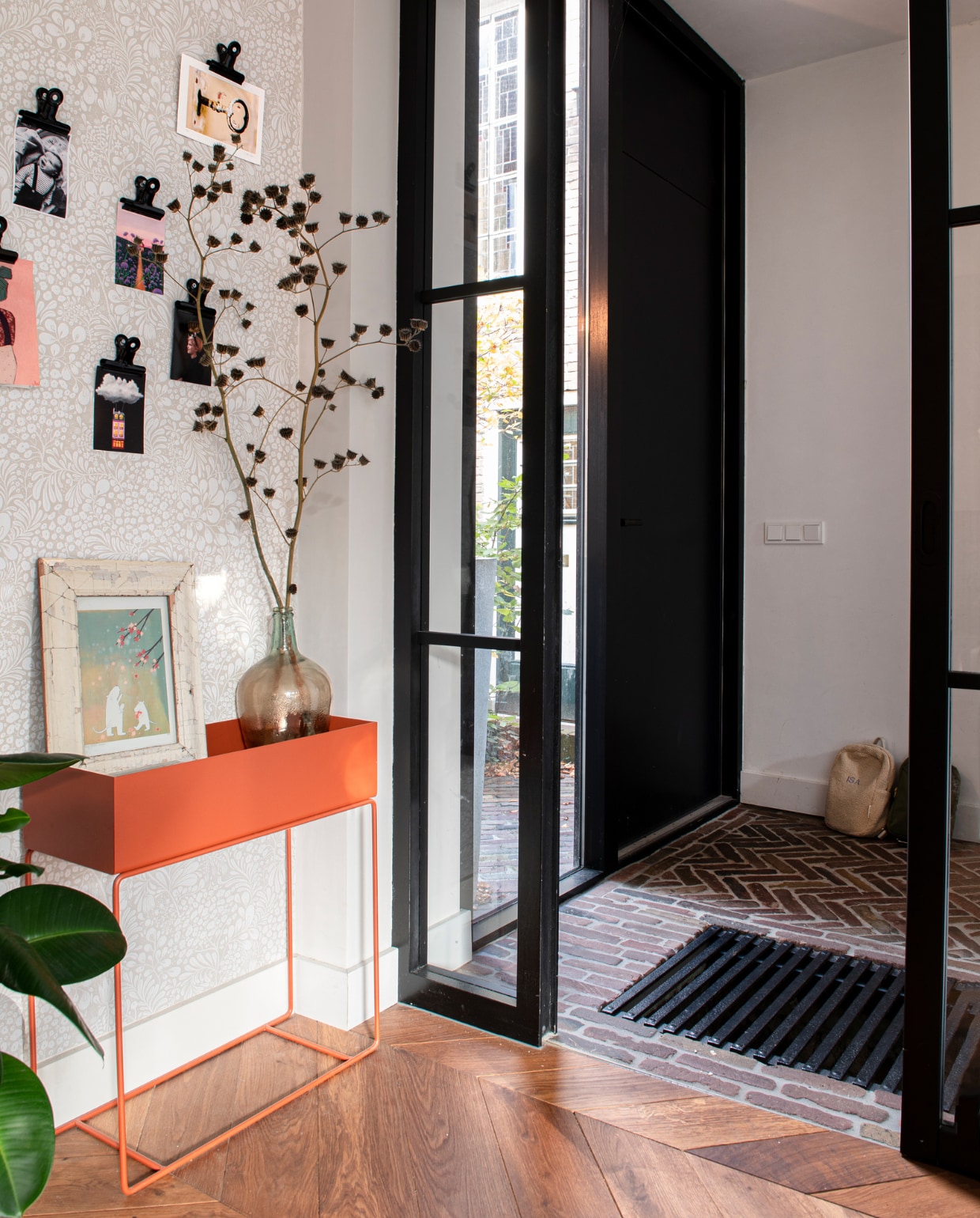 Plantenbak Ferm Living, poster Jut en Juul, kaarten De streken van Agnes en De Verderkijker. Houten vloer Van der Heijden vloeren, waaltjesvloer Ryan’s. Behang Midbec, muurverf Shells Sand Grey van Histor. Overig onbekend. vtwonen special DIY 7-2023 | fotografie Caroline Coehorst | tekst Chris Muyres