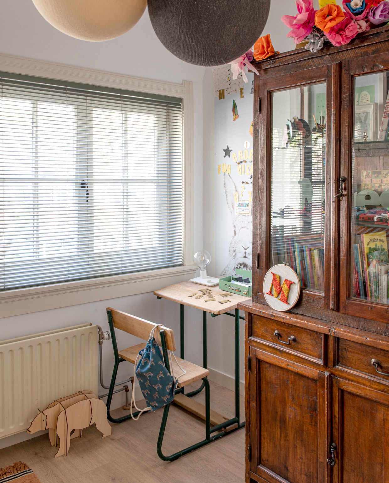 Lessenaar via Firma Zoethout, houten beer Hema, tafellamp Muuto, krokodilbakje Done by Deer. Magneetbehang konijn Groovy Magnets, letter M Lille I Nord, bloemen souvenir, vitrinekast antiekwinkel. Hanglampen Cotton Ball Lights. Overig onbekend. vtwonen special DIY 7-2023 | fotografie Caroline Coehorst | tekst Chris Muyres