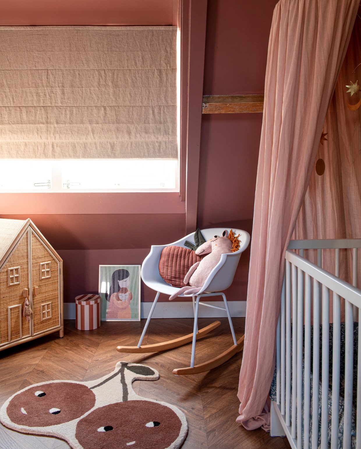 Schommelstoel Petit Amélie. Appelkussen en paard Ferm Living. Mand en vloerkleed Oyoy. Poster Marta Badblay. vtwonen special DIY 7-2023 | fotografie Caroline Coehorst | tekst Chris Muyres