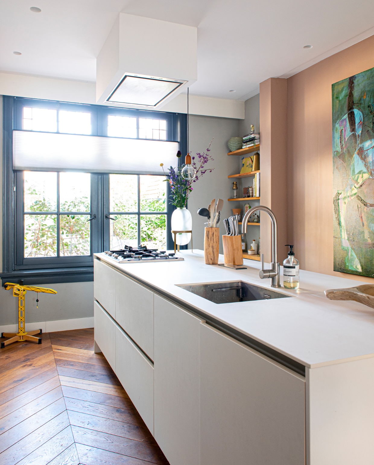Keuken Nijhof, afzuigkap Novi. Hanglamp Jet van Het Hoofdkantoor, raambekleding Luxaflex, messenblokken Vivo. Muurverf Dead Salmon van Farrow &amp; Ball, verf kozijnen Basalt van Little Greene. vtwonen special DIY 7-2023 | fotografie Caroline Coehorst | tekst Chris Muyres