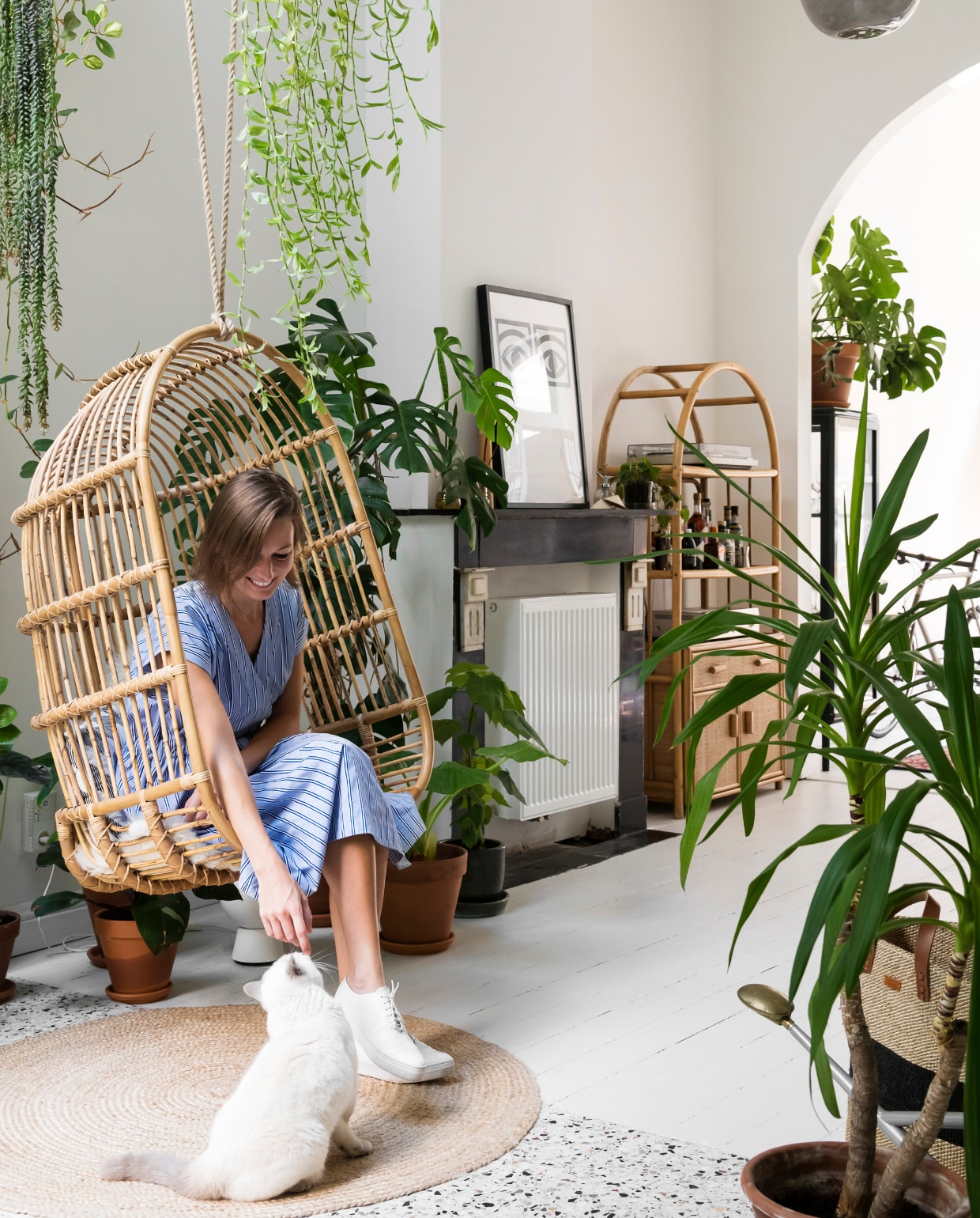 De hangstoel is van Casa en het ronde tapijt van House Doctor.  De vintage rotan kast vond Sofie bij Troc. Overig onbekend. vtwonen 13-2019 | styling &amp; fotografie Jonah Samyn