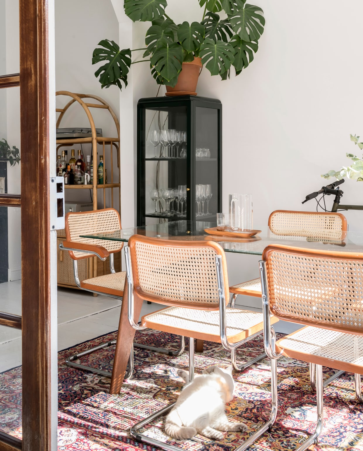 Onder een tafel van AM.PM (via La Redoute) ligt Josie te soezen op een vloerkleed dat Sofie en Yannick vonden op de zolder van zijn ouders. De vintage Ceska stoelen van Marcel Breuer voor Thonet kochten Sofie en Yannick op 2dehands.be. vtwonen 13-2019 | styling &amp; fotografie Jonah Samyn