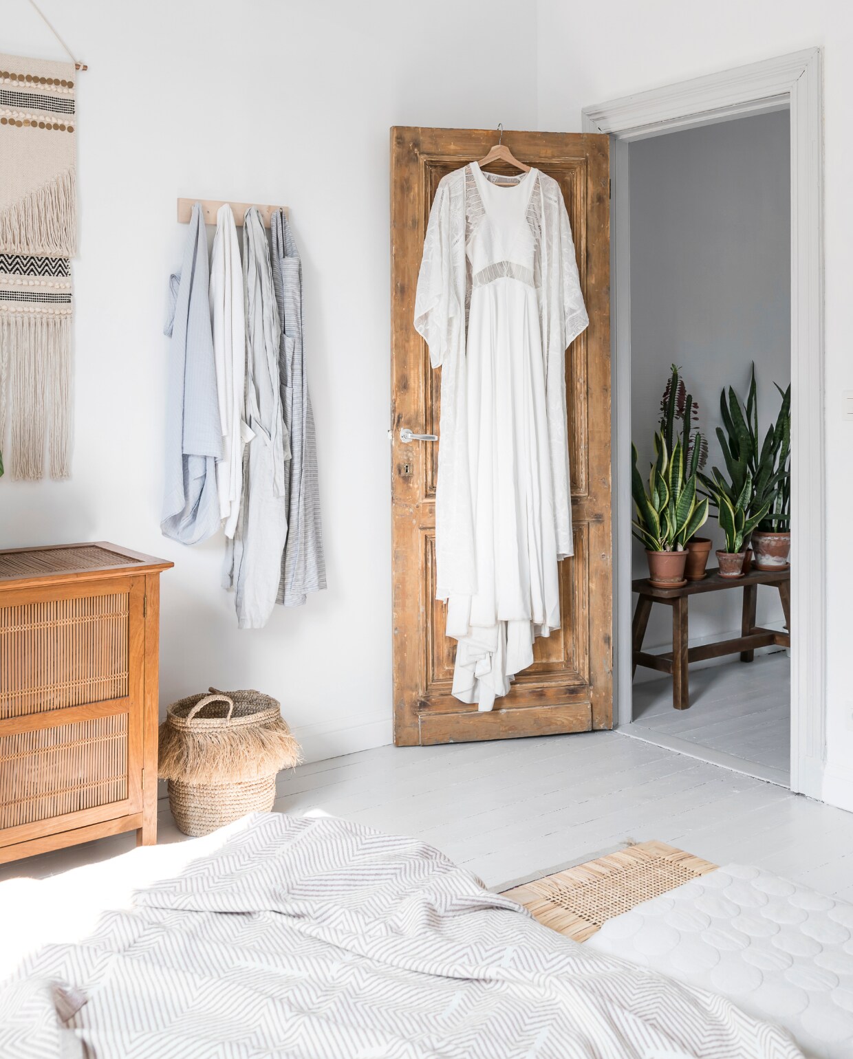 Het vintage kastje vonden Sofie en Yannick voor 60 euro in de kringloopwinkel, macramé wand decoratie van Saint Eve, rieten mand van Hübsch. Sofies boho bruidsjurk is van Rembo Styling. vtwonen 13-2019 | styling &amp; fotografie Jonah Samyn
