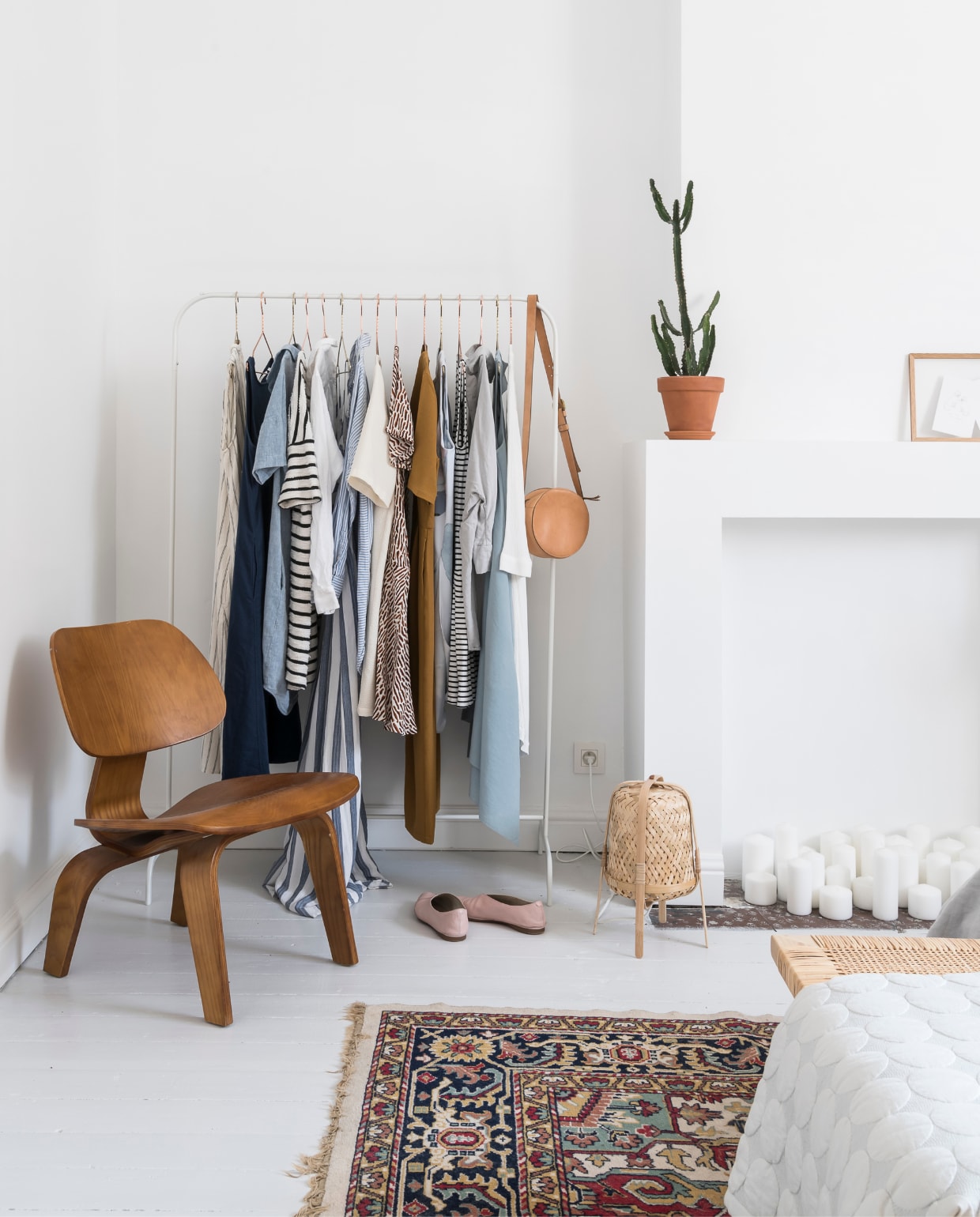 Het tapijt in de slaapkamer vond Sofie op de zolder van Yannicks ouders, het past mooi bij de DCW Chair van Eames voor Vitra. Het kledingrek is van Ikea. Sofie hangt er kleren aan die qua kleur in de ruimte passen. vtwonen 13-2019 | styling &amp; fotografie Jonah Samyn