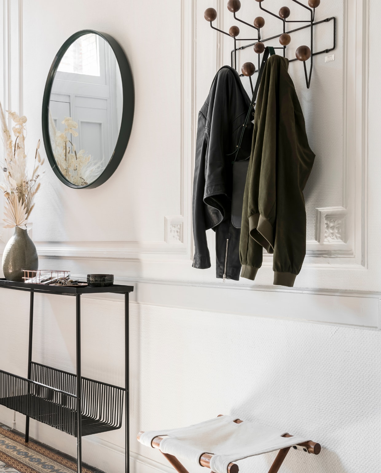 Wandtafel van Hübsch, vaas van The Plant Corner, ronde spiegel van Hübsch, Hang it All kapstok van Vitra en krukje van H&amp;M Home. vtwonen 13-2019 | styling &amp; fotografie Jonah Samyn