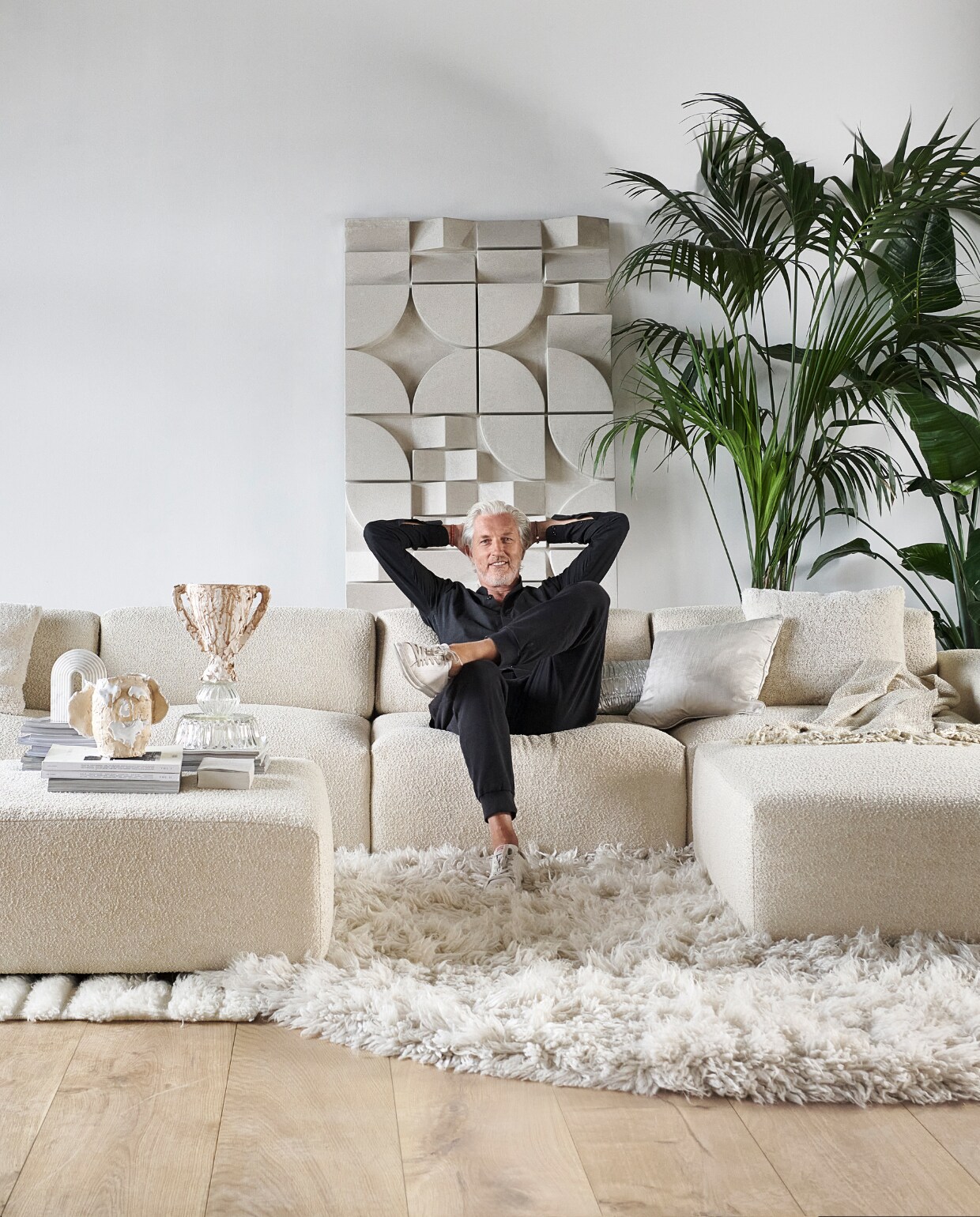 Elementenbank Cubi Spacious en poef Large van Basta in Linen Melé (basta.co). Houten parket XL in geolied eiken white wash van vtwonen, per m2 € 94,95, muurverf krijtlook Snow White van vtwonen, per 2,5 liter € 46,99 (karwei.nl). Hoogpolig vloerkleed Fluffy, wol en katoen, 250 cm (Ø) € 1575,- (hkliving.nl). Wollen vloerkleed van Brinker Carpets, hoog- en laagpolig, 200x290 cm € 1250,- (eijerkamp.nl). Wandpaneel Montañas, 175x100 cm € 1249,- (lanena-home.com). Polyester bijzettafel Zig Zag van Polspotten € 345,-, hanglamp Nelson Saucer Bubble van Hay € 695,-, acryl plaid Solid van Malagoon in Ivory € 49,95, aardewerken vaas Moire van Ferm Living € 139,- (vtwonen.be/shop). Wollen kussen Tufted Solid € 59,95 (malagoon.com). Zilveren katoenen kussen New Age van HKliving, € 49,95, porseleinen gebouwen van Joost Gijzel, per stuk € 79,- (loods5.nl). Zijdeglanzend kussen € 50,-, aardewerken plantenpot € 225,- (nordal.com). Marmeren boekensteun Ferro van Nordal € 68,- (deens.nl). Tweedehands wandtafel € 100,- (delokatie.nl), geverfd in hoogglans lak White Wood nr. 201 van Lab Paint, 500 ml € 47,- (vestingh.nl). Kunstobjecten, aardewerk en gerecyclede materialen, vanaf € 150,- (vazenvanjanssen.nl). Gipsen cirkel €85,-, venusbeeld € 59,90 (het-schippertje.nl). Overig privébezit. vtwonen 2023-11 | styling Marianne Luning | fotografie Sjoerd Eickmans