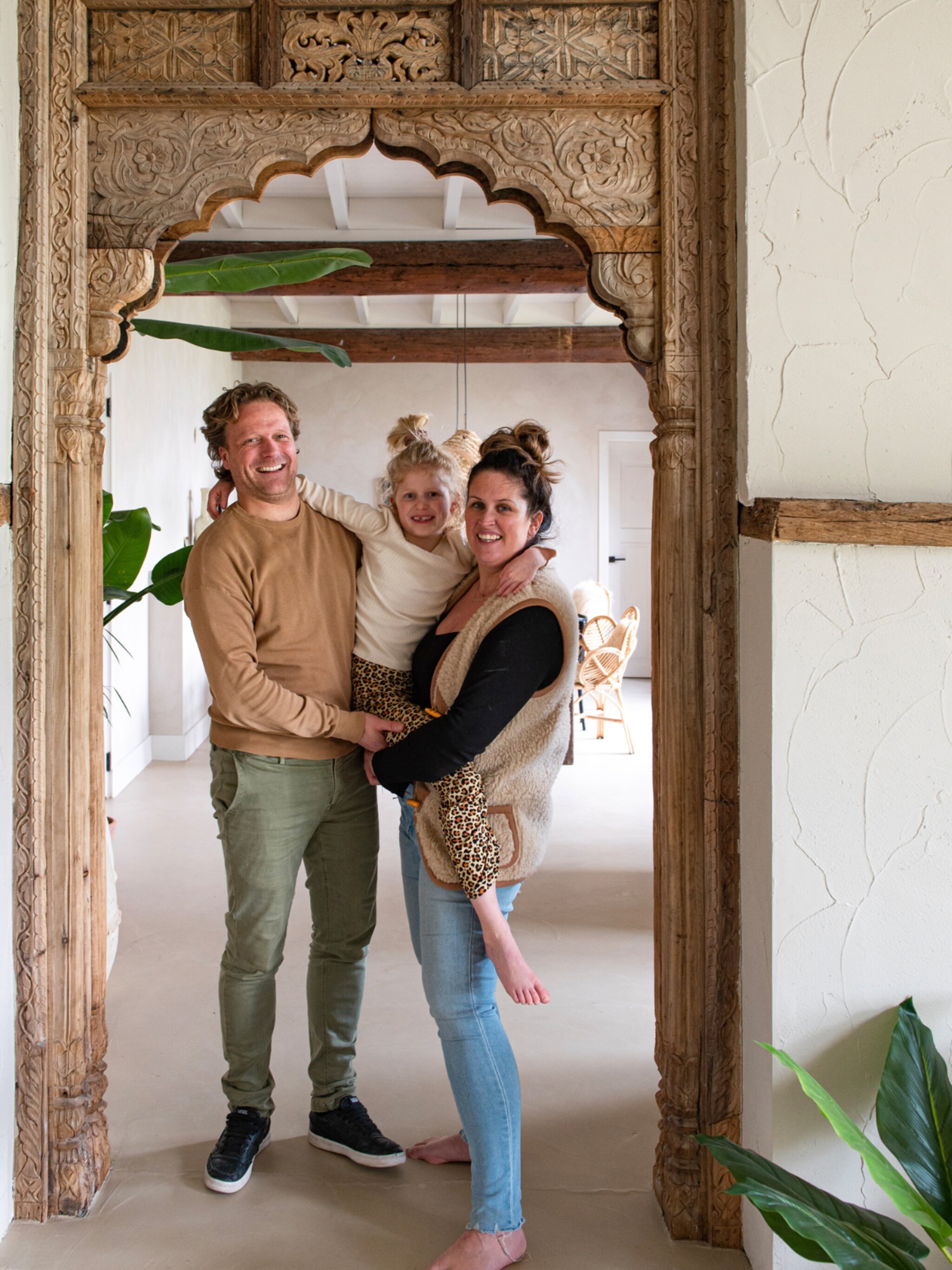 binnenkijken in een omgebouwde schuur met bohemian marrakech achtige woonstijl