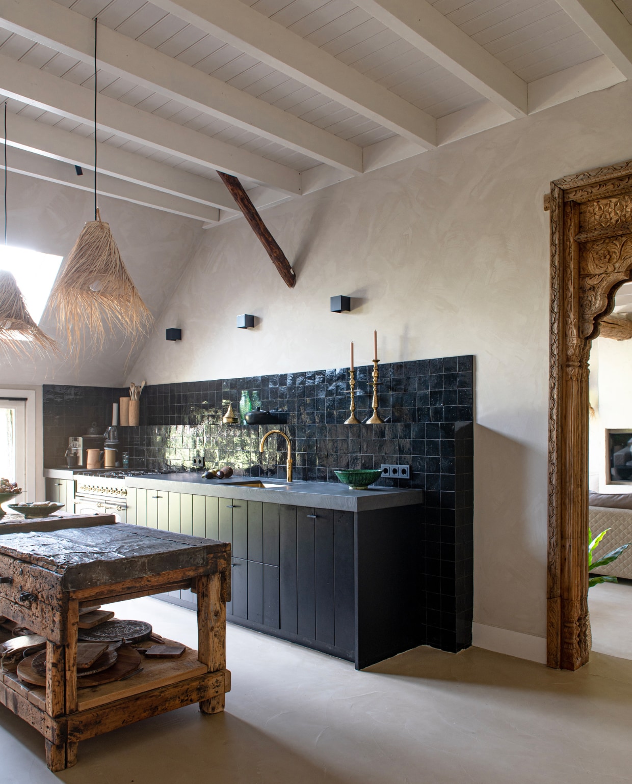 Kalkverf Mushroom van Lab Paint, keuken Kuik Keukens, fornuis FornuizenPlaza, zeliges Designtegels, spots Bol, hakblok uit Hongarije van Steen Antiek. Hanglampen en vijzels Noa May. Koperen kandelaars en schaal Tamegroute Shop. Kraan Quooker. Viskan Serax, zwarte pan Blackpottery, poort uit India Magazijn22. Overig onbekend. vtownen 11-2023 | productie De Binnenkijkers | styling Jeske Weel | fotografie Caroline Coehorst