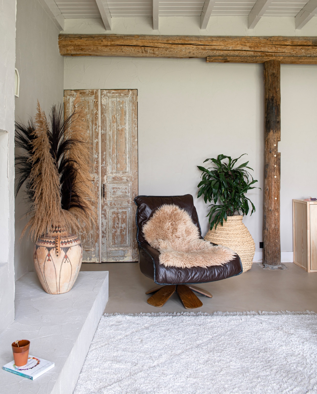Deuren Cooperz Wonen, stoel van Harro’s vader, zeegras mand Mi-Casa, vloerkleed Wehkamp, vacht Mars &amp; More, pot Household Hardware. Pluimen Noa May en Kwantum. vtwonen 11-2023 | productie De Binnenkijkers | styling Jeske Weel | fotografie Caroline Coehorst