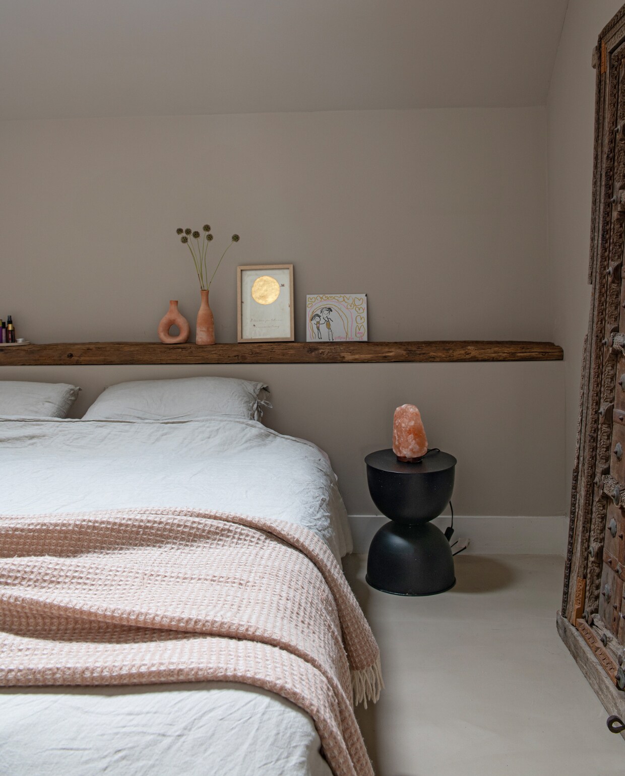 Plank Historisch Hout, vazen Tamegroute Shop, lijsten Veliott, linnen dekbedovertrek Kwantum, bijzettafel Karwei, deur Magazijn22. Overig onbekend. vtwonen 11-2023 | productie De Binnenkijkers | styling Jeske Weel | fotografie Caroline Coehorst