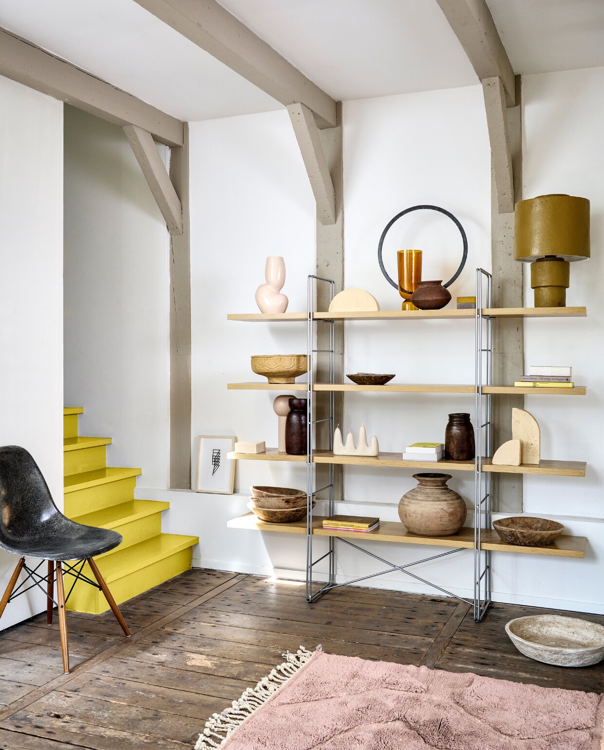 Vintage kast Entri van Niels Gammelgaard € 499,- (dezaakvansjaak.nl/shop).Bovenste plank: zandkleurig object € 259,- (hetkabinet.nl). Object Shape van Ferm Living, set van 4 € 175,-, vaas Bottoms Up van Hay (vtwonen.nl/shop). Oude pot € 19,95 (hetkabinet.nl). Tafellamp van HKliving € 295,- (vtwonen.nl/shop). Plank daaronder: papier-maché schaal € 29,95 (vtwonen.nl/shop). Stenen schaal € 39,- (hetkabinet.nl). Boeken privébezit. Plank daaronder: object Shape van Ferm Living, set van 4 € 175,- (vtwonen.nl/shop). Vaas met bol op voet € 57,95, houten Nepalese vaas € 34,95 (hetkabinet.nl). Kaars Stala van Ferm Living € 49,- (vtwonen.nl/shop). Boeken privébezit. Houten Nepalese vaas € 34,95 (hetkabinet.nl). Objecten Shape van Ferm Living, set van 4 € 175,- (vtwonen.nl/shop). Onderste plank: houten schalen € 49,95, oude pot, prijs op aanvraag (hetkabinet.nl). Boeken privébezit. Fibreglass stoel Eames DSW van Vitra in Raw Umber € 845,- (flinders.nl). Papier-maché schaal € 29,95 (hetkabinet.nl). Overig privébezit. vtwonen 11-2023 | styling Marlies Does | fotografie Sjoerd Eickmans