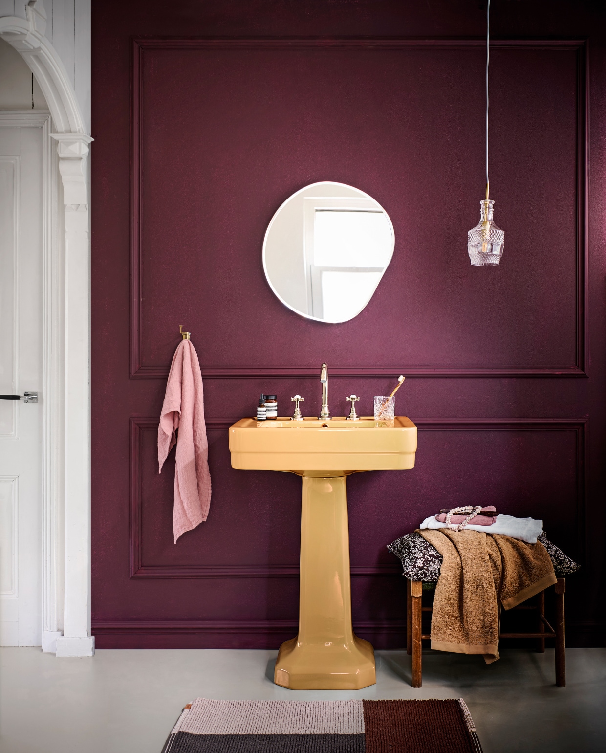 Muurverf Córdoba, 1 liter € 59,- (littlegreene.nl). Wastafel € 986,-, driegats wastafelkraan in Antique Gold € 549,- (klassieksanitair.com). Spiegel Pond van HKliving, maat S € 169,-, katoenen kussen van HKliving, 40x60 cm € 59,-, katoenen handdoek van Aquanova in Ochre, 55x100 cm, set van 3 € 53,85, glazen hanglamp Brussels van It’s About Romi € 135,-, badmat Pile van Ferm Living, 50x80 cm € 55,- (vtwonen.nl/shop). Gewafelde linnen handdoek in Blush Rose € 49,95, witte gewafelde linnen handdoek in Pure White € 39,95 (yumeko.nl). Vintage schelpenketting € 19,95 (fortuneflea.com). Crème en serum van Aesop (skins.nl). Glas kringloopwinkel. Overig privébezit. vtwonen 11-2023 | styling Marlies Does | fotografie Sjoerd Eickmans