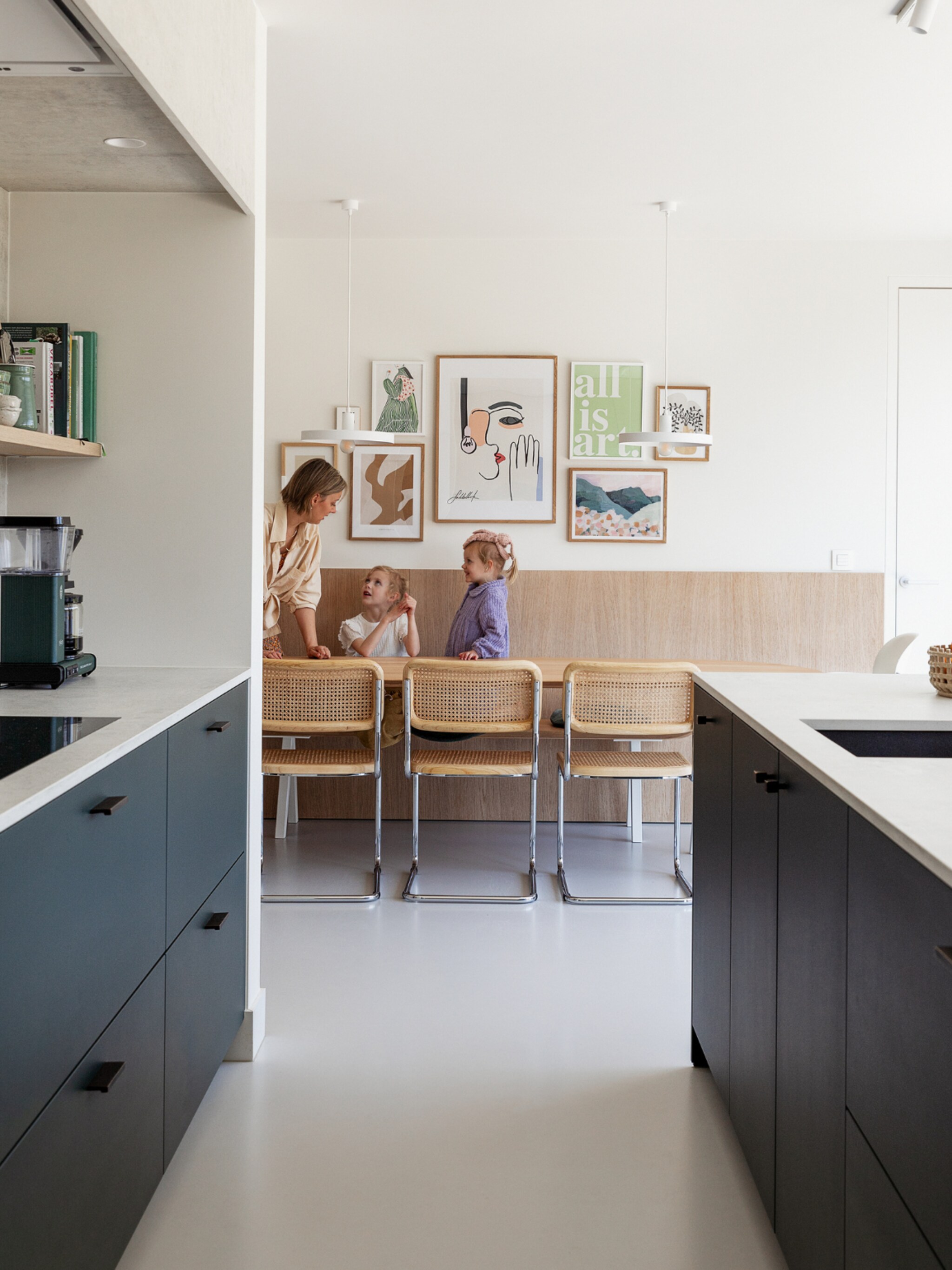 binnenkijken in een compleet verbouwde hoeve wie heeft bepaald dat een witte keuken tijdlozer is dan een gekleurde