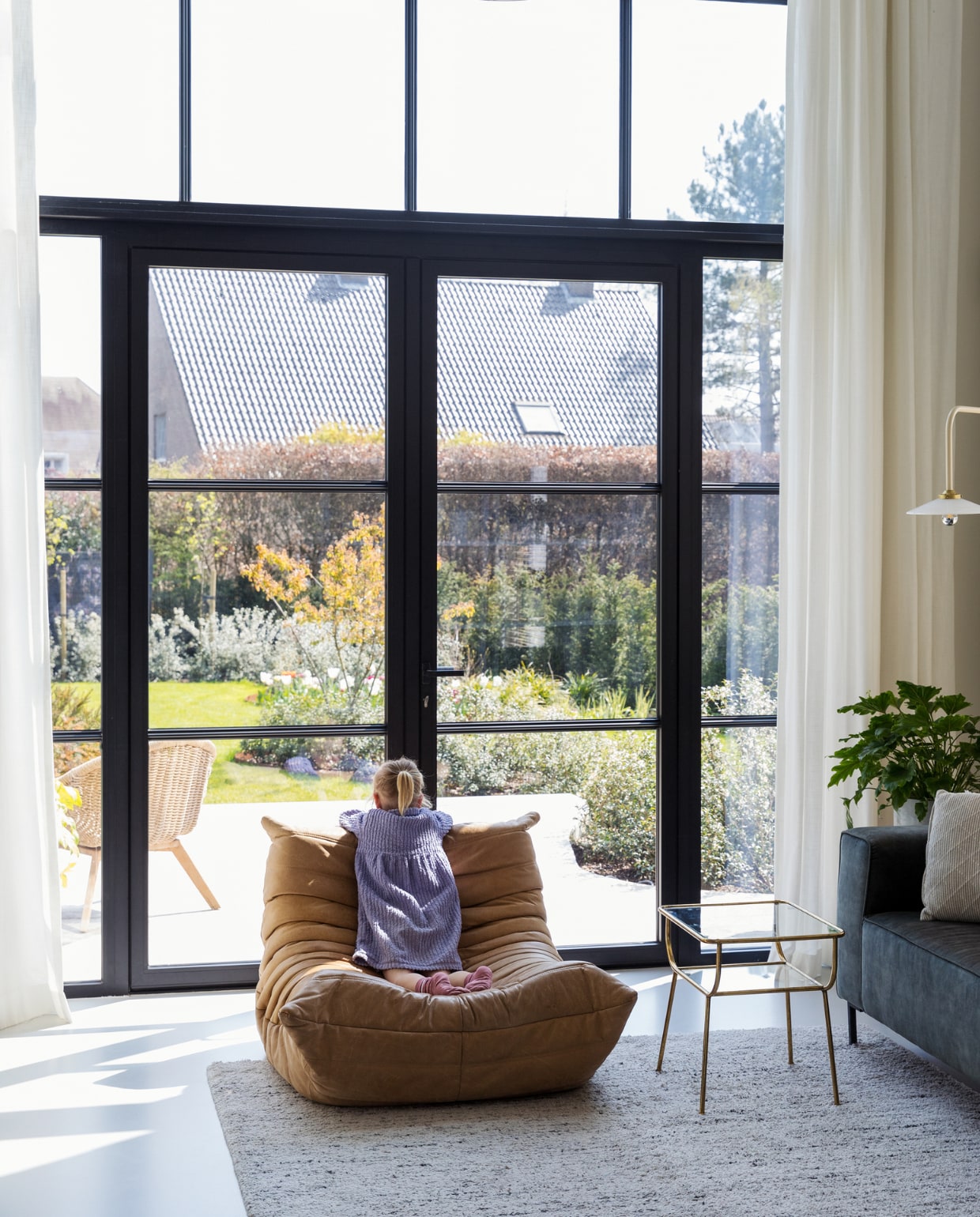 Fauteuil Togo van Ligne Roset, bank Goossens Wonen, bijzettafel Fonq, kussen Leen Bakker, wandlamp n5 van Valerie Objects, gietvloer kleurcode NCS S2000N van Alterieur, plafondlamp Vertigo van Petite Friture. Overig onbekend. vtwonen 11-2023 | styling Ilona Jongepier | fotografie Dana van Leeuwen