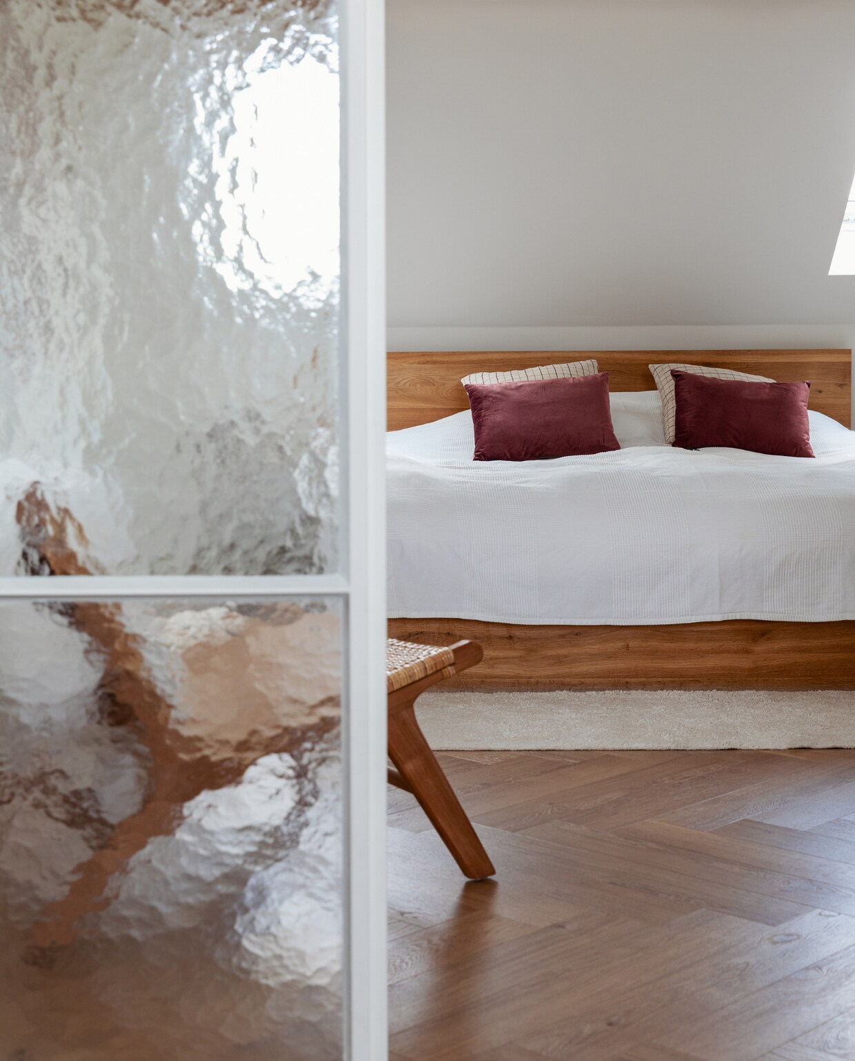 Stoel Casa, kussens Jysk, sprei Ikea, bed Goossens Wonen, vloer Anago van Floorify. vtwonen 11-2023 | styling Ilona Jongepier | fotografie Dana van Leeuwen
