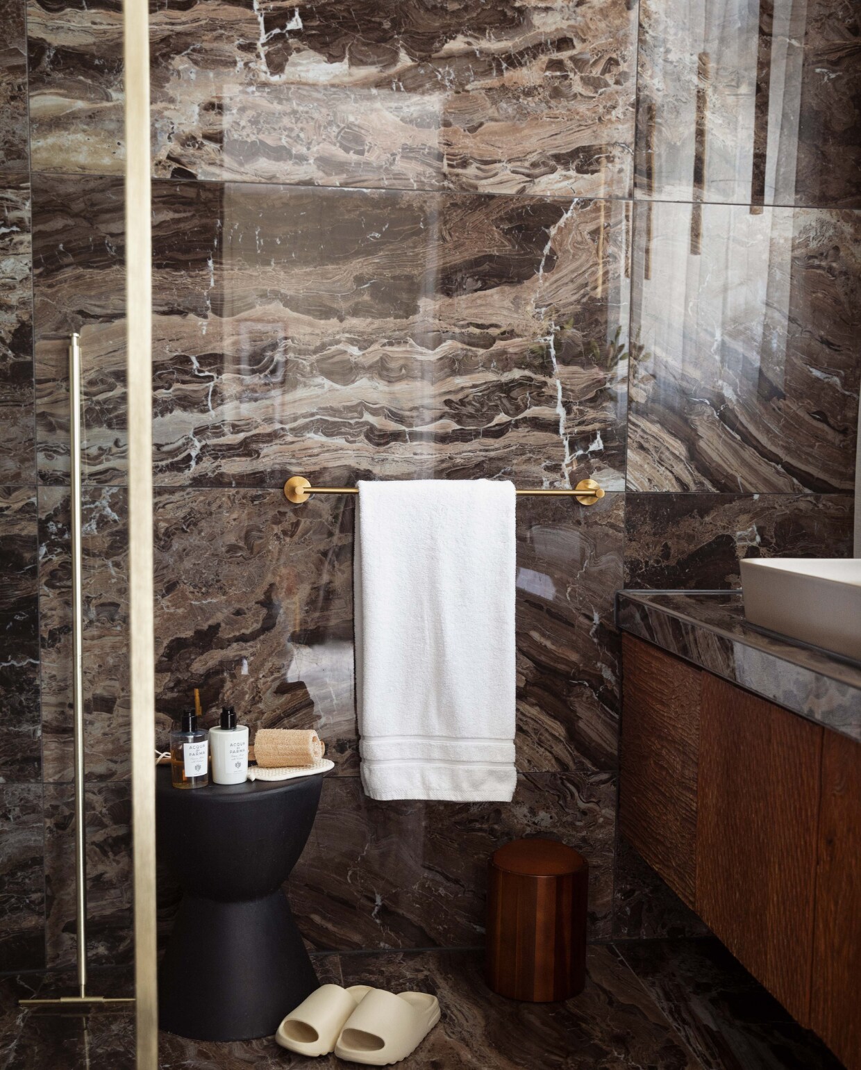 Wastafelmeubel gekregen. Tegels op blad en wand Allmarble Frappuccino Lux van Marazzi. Kruk Wehkamp. Prullenbak Zara Home. Slippers AliExpress. Handdoeken Smulders Textiel. Beslag Sunrise Collectie van Grohe. Douchegel Acqua di Parma via Skins. Vloerwisser sanitairkamer. vtwonen 11-2022 | styling Ilona Jongepier | fotografie Dana van Leeuwen