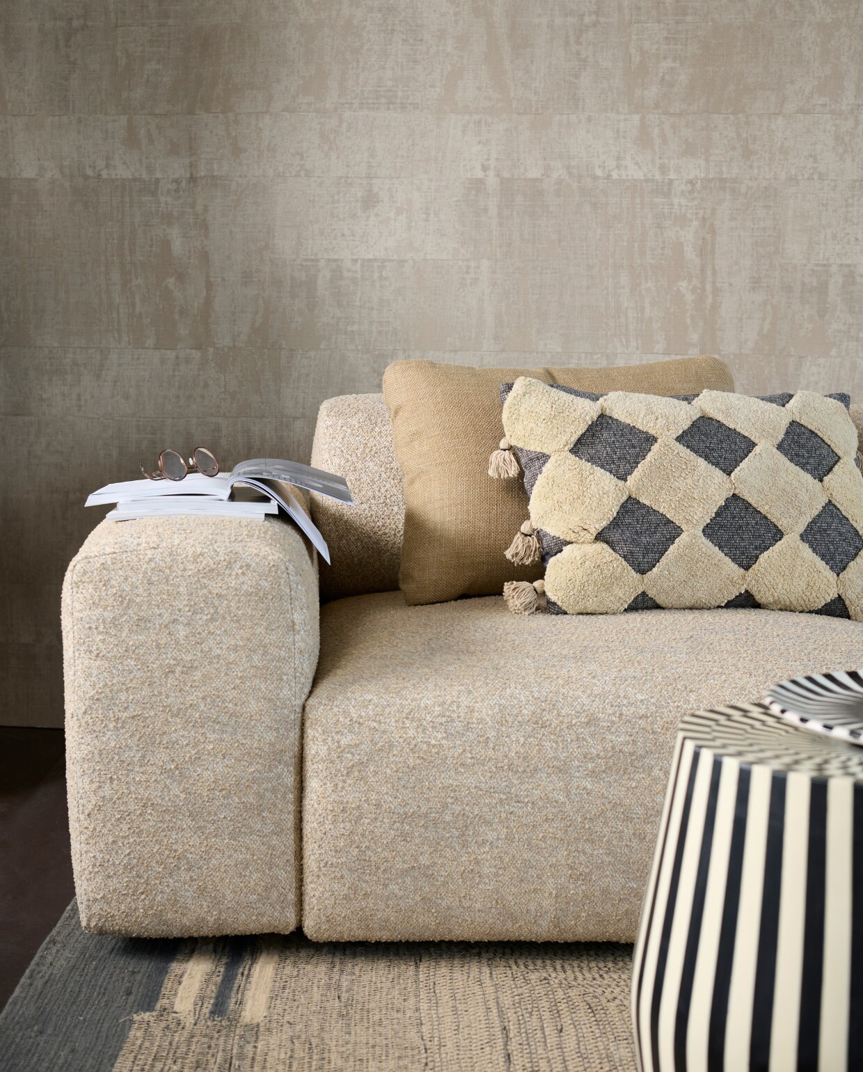 Elementenbank Cubi Sectional Open End van Basta in Warm Grey Melé € 3490,- (basta.co). Vinylbehang Atelier d’Artiste VP88077 van Élitis, 10x1 m (lxb), per rol € 225,-, sisal vloerkleed Disco van Élitis, gerecyclede petflessen, 250x350 cm € 2500,- (loggerewilpower.com). Marmoleum vloer in Klei van vtwonen, per m2 € 50,40 (vtwonen.nl/ verkoopadressen). Bijzettafel Taura, mangohout met epoxylaag € 530,30 (nordal.com). Katoenen kussen Elina van Bloomingville € 54,90, wollen kussen Double Faced van Malagoon € 49,95 (vtwonen.nl/shop). Kussen Dot in Camel, katoen en linnen € 115,-, wollen deken Mono in Creme Melange € 115,- (hay.nl). Overig privébezit. vtwonen 2023-11 | Styling Marianne Luning | Fotografie Sjoerd Eickmans