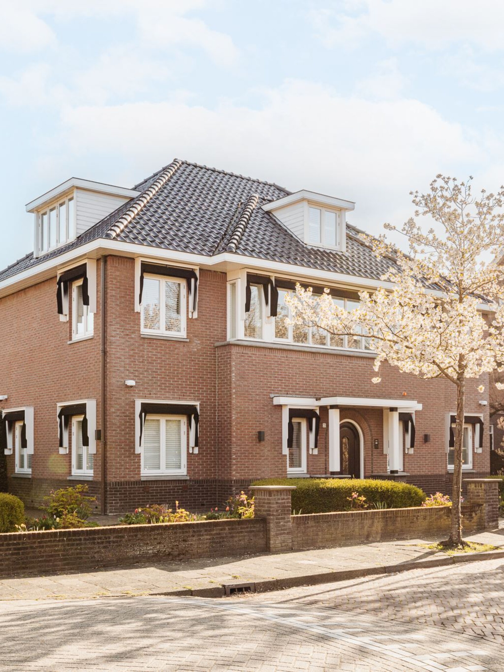 gespot deze luxe dorpsvilla is ooit ingericht door jan en monique des bouvrie