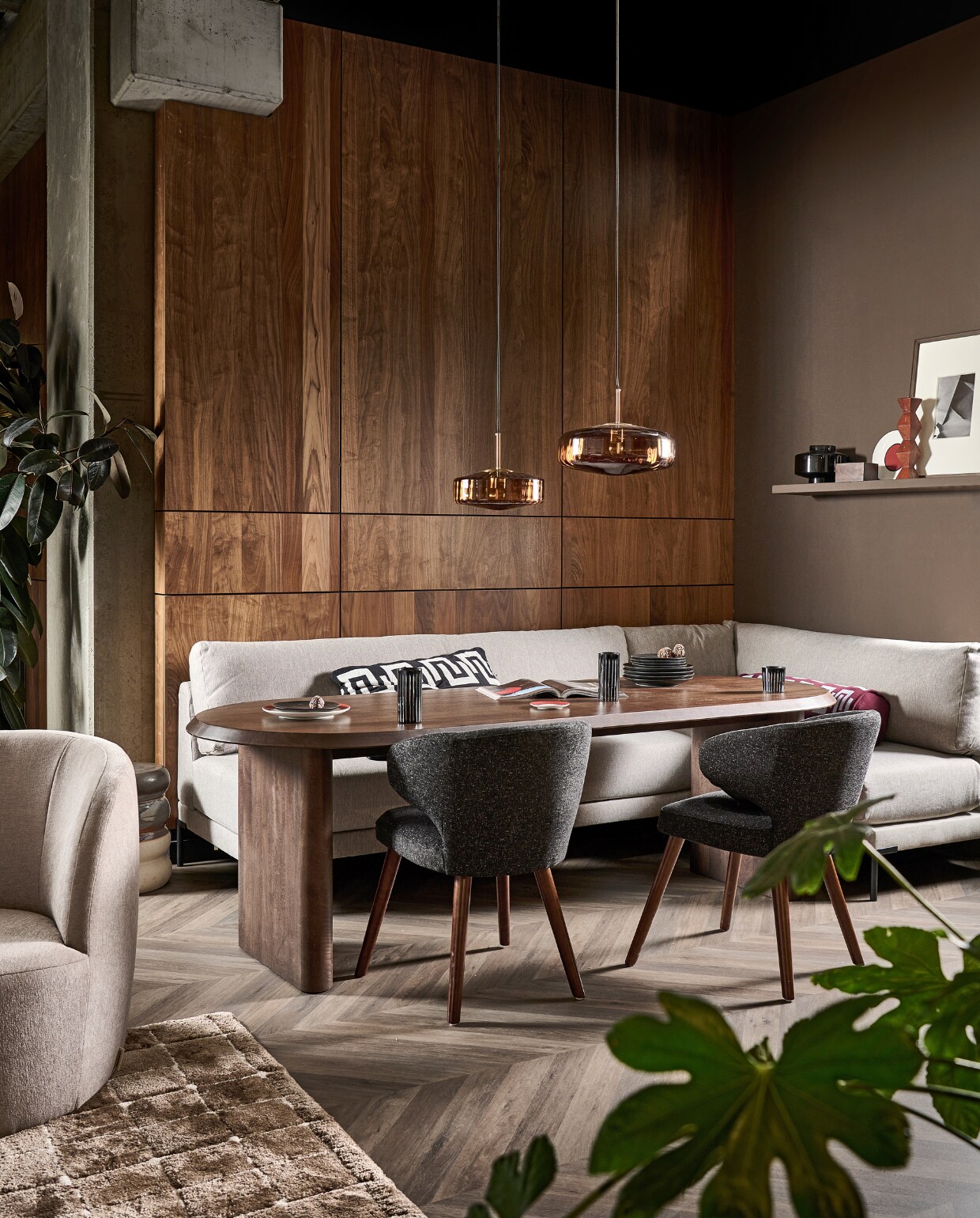 Hanglampen Pleat vanaf € 229,90. Eettafel Ellips vanaf € 1299,-. Eetkamerstoel Cape € 199,-.  Eettafelbank Couple in lichtgrijs vanaf € 749,-. Kussen zwart-wit € 59,95. Kussen rond bordeaux-lichtblauw € 49,95. Vloer Novilon in Zoethout per m2 € 36,75. Bijzettafel Bulb € 129,-. Servies vanaf € 5,50. Bordjes Circles vanaf € 5,95. Waterglazen vanaf € 14,95. Draaifauteuil Turn € 599,-. Vloerkleed Blocks vanaf € 320,-. Zwarte glazen vaas € 49,95. vtwonen catalogus 2023