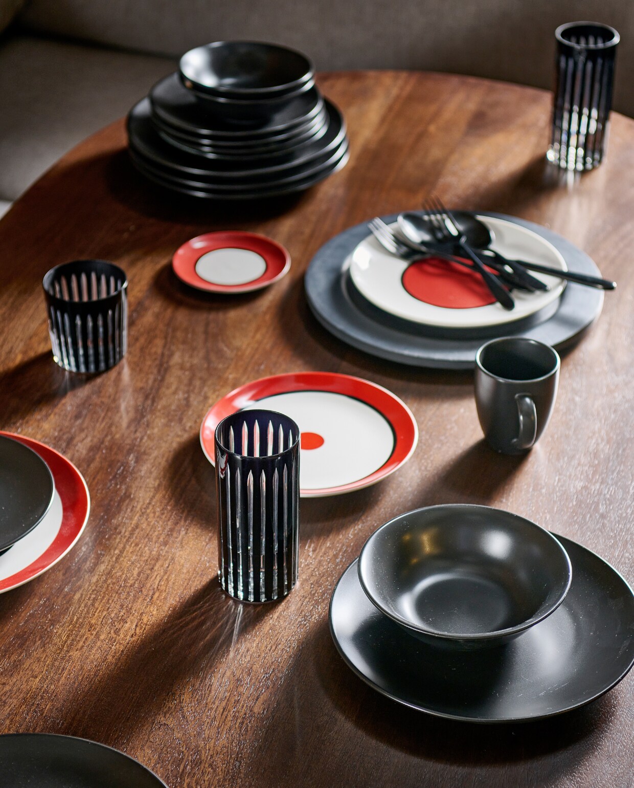 Eettafel Ellips vanaf € 1299,-. Servies vanaf € 5,50. Bordjes Circles vanaf € 5,95. Waterglazen vanaf € 14,95. Bestek 18-delige set € 89,-. vtwonen catalogus 2023