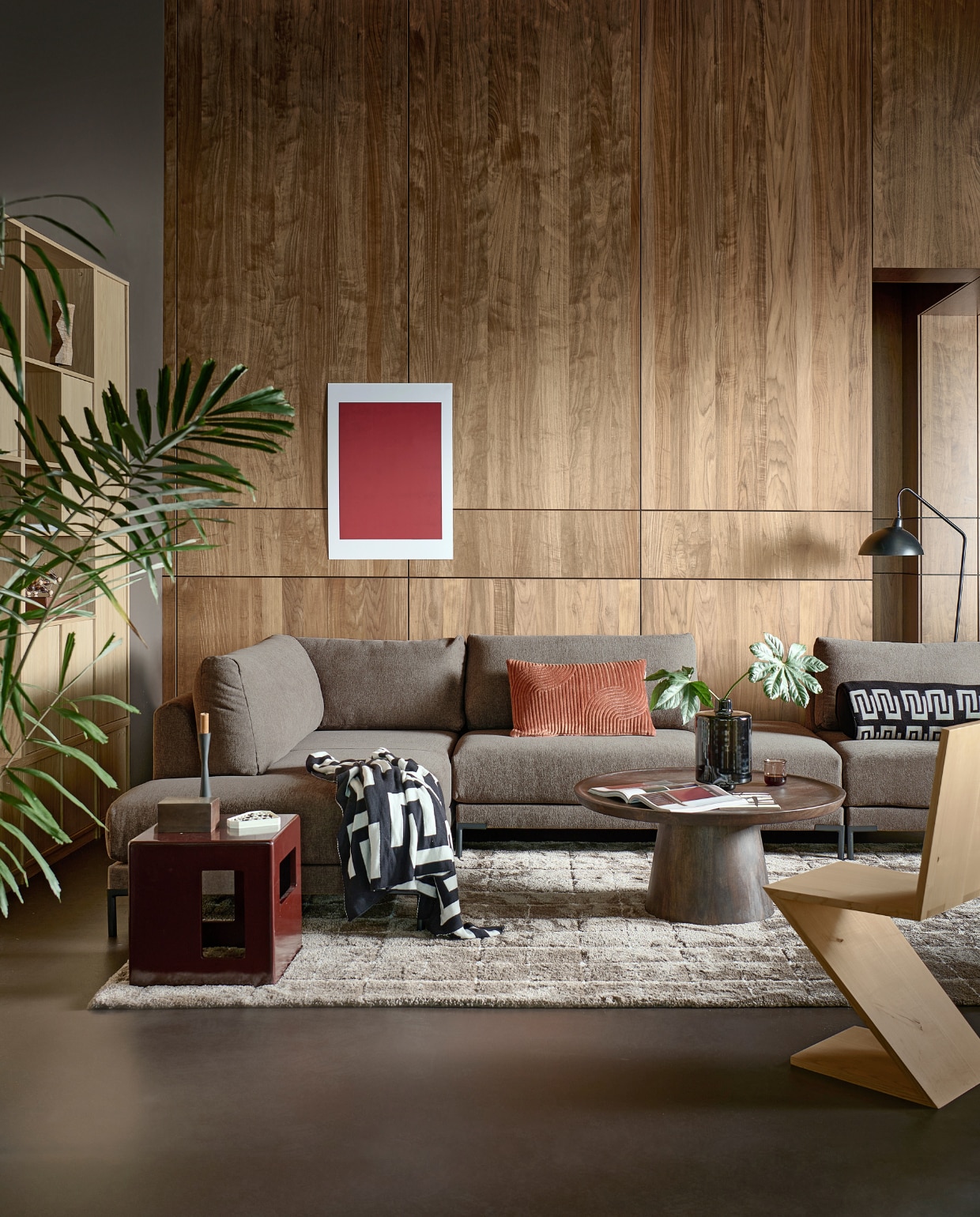 Elementenbank Couple in chocoladebruin vanaf € 449,-. Plaid € 99,95. Kussen Broom Bow € 49,95. Rond kussen € 49,95. Vloerlamp Orion € 147,50. Vloer Marmoleum in Basalt per m2 € 50,40. Vloerkleed Blocks vanaf € 320,-. Salontafel Coffee A Gogo € 499,-. Zwarte glazen vaas € 49,95. Bijzettafel Modern € 219,-. Kandelaar vanaf € 16,95. Kast Modulair vanaf € 169,-. Overig privébezit. vtwonen catalogus 2023