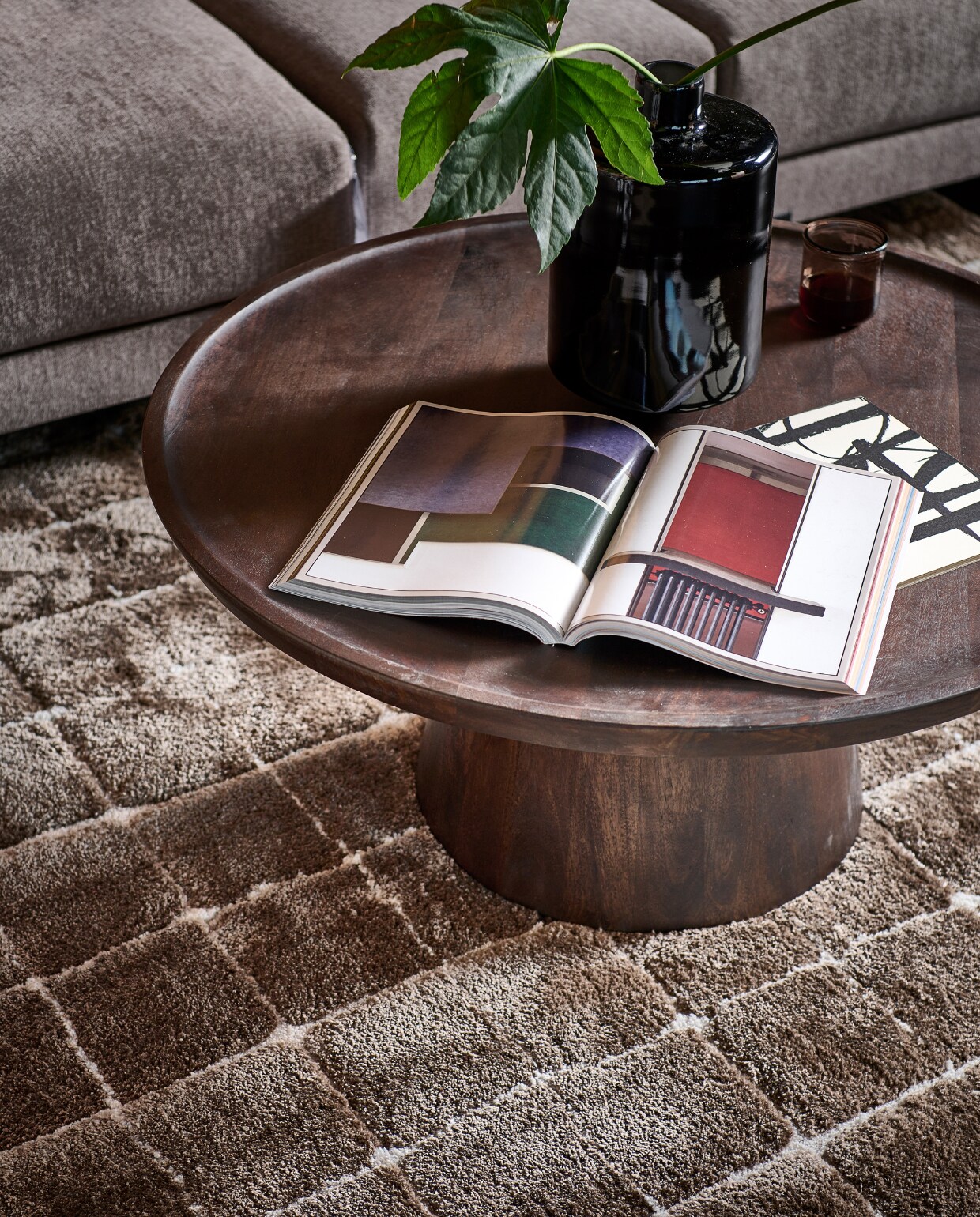 Elementenbank Couple in chocoladebruin vanaf € 449,-. Vloerkleed Blocks vanaf € 320,-. Salontafel Coffee A Gogo € 499,-. Glazen vaas € 49,95. vtwonen catalogus 2023