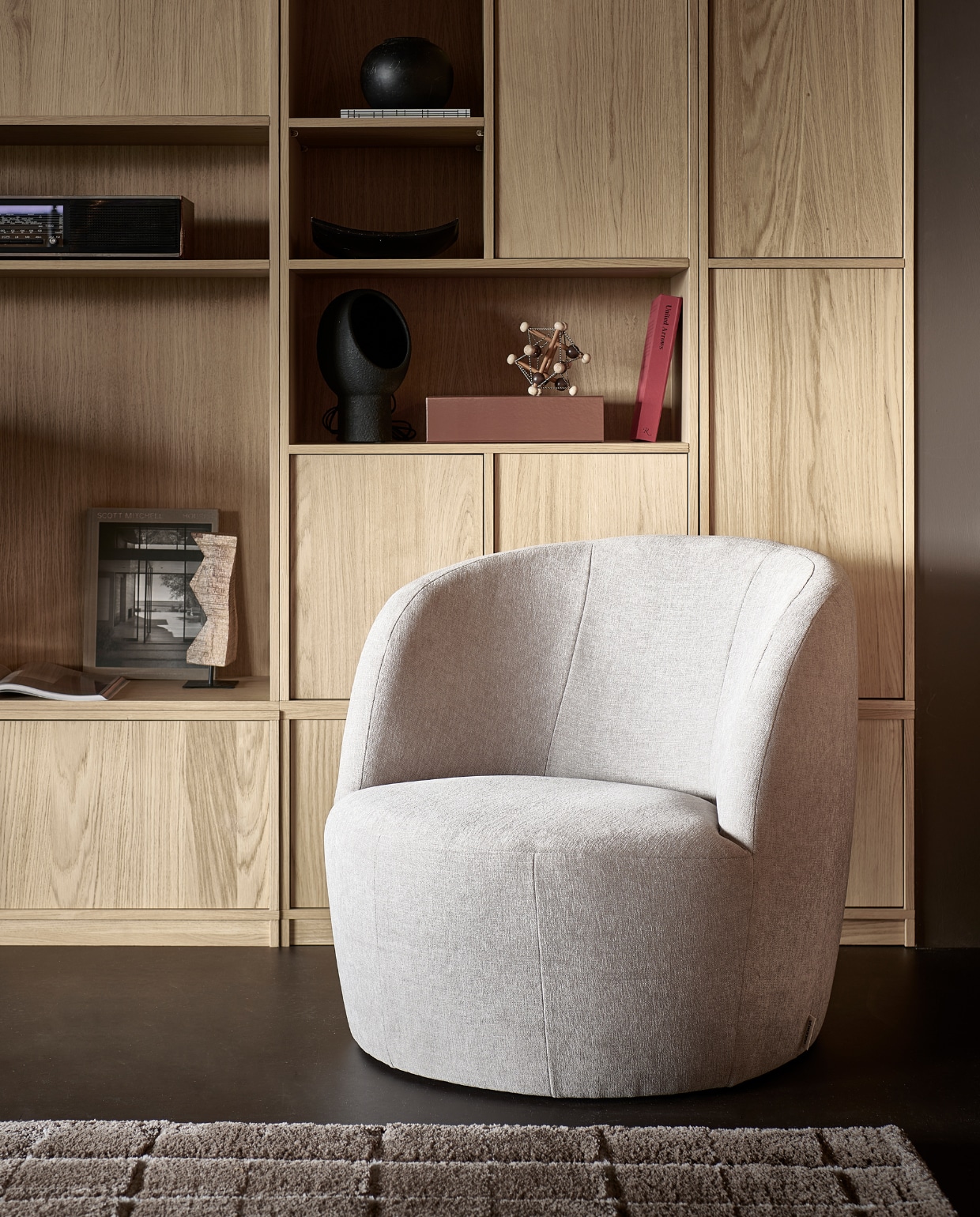Kast Modulair vanaf € 169,-. Vloer Marmoleum in Basalt per m2 € 50,40. Draaifauteuil Turn € 599,-. Tafellamp Monk € 74,95.  Vloerkleed Blocks vanaf € 320,- . vtwonen catalogus 2023