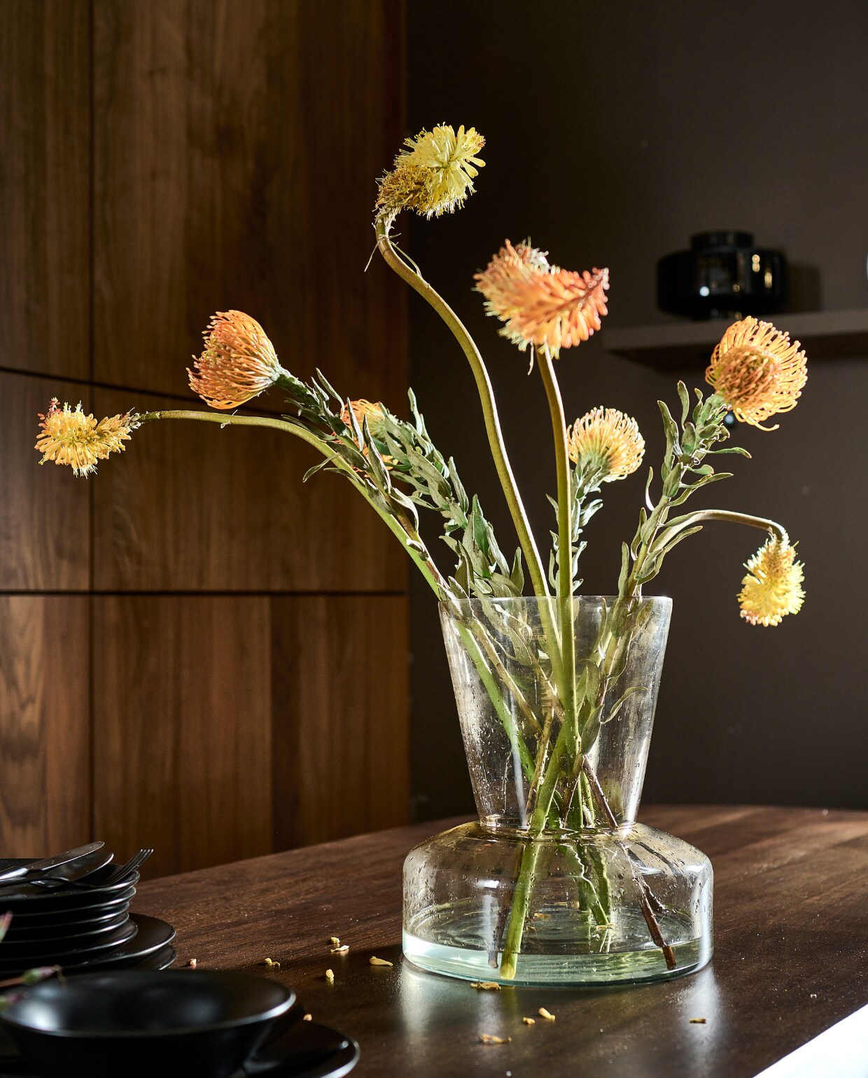 Vaas van helder glas € 79,95. Servies vanaf € 5,50. Eettafel Ellips vanaf € 1299,-. Glazen vaas € 44,95 vtwonen catalogus 2023