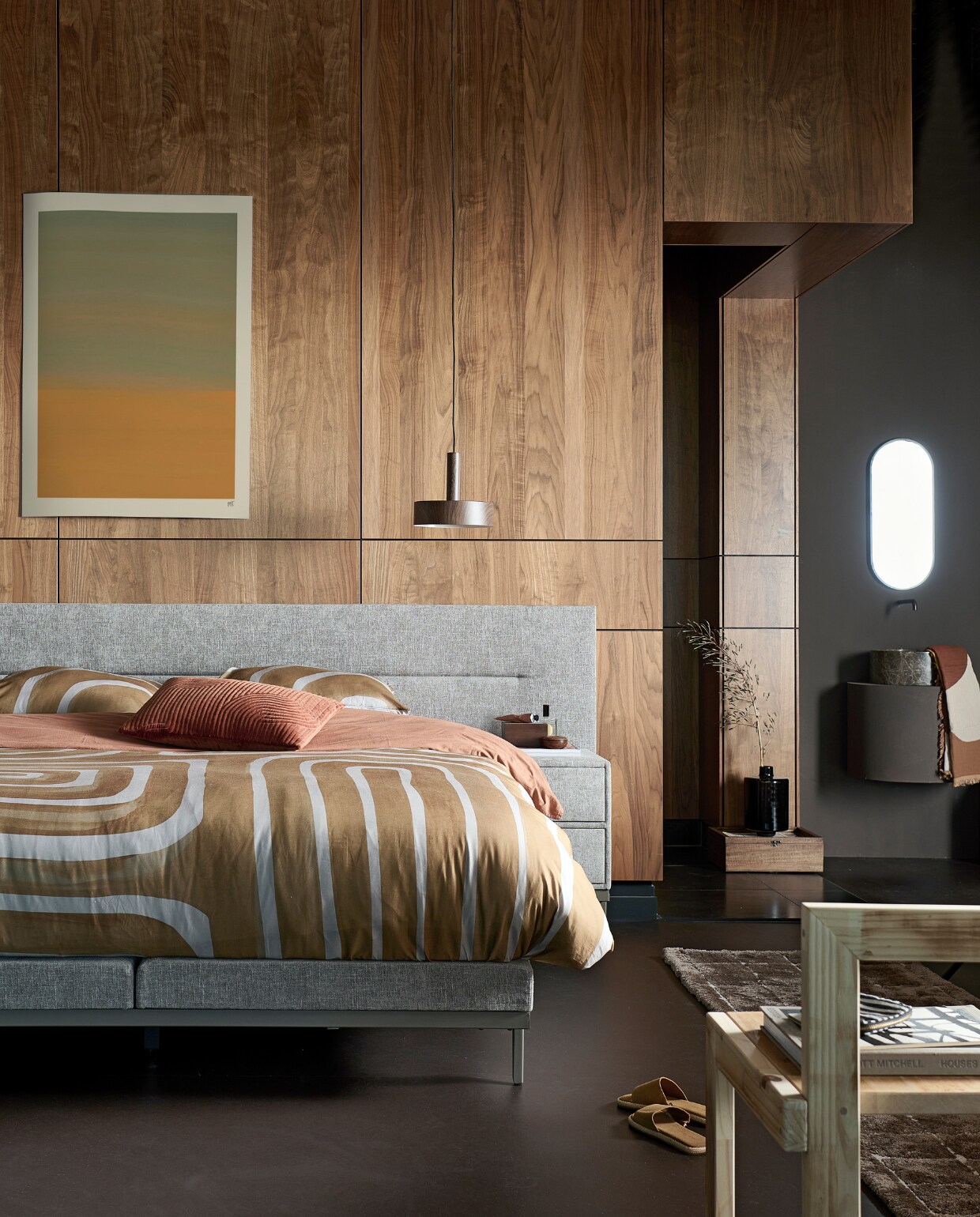 Vloer Marmoleum in Basalt per m2 € 50,40. Boxspring Lifestyle by vtwonen Cinnamon Large vanaf € 2090,-. Nachtkastje Lifestyle Cardemom met 2 lades vanaf € 199,-. Dekbedovertrek Tribe in terra vanaf € 59,95. Kussen Broom Bow € 49,95.Hanglamp Woody € 79,99. Vloerkleed loperformaat Blocks € 239,99. M.m.v. zarahome.com (slippers), wallofart.com (poster). Overig privébezit. vtwonen catalogus 2023