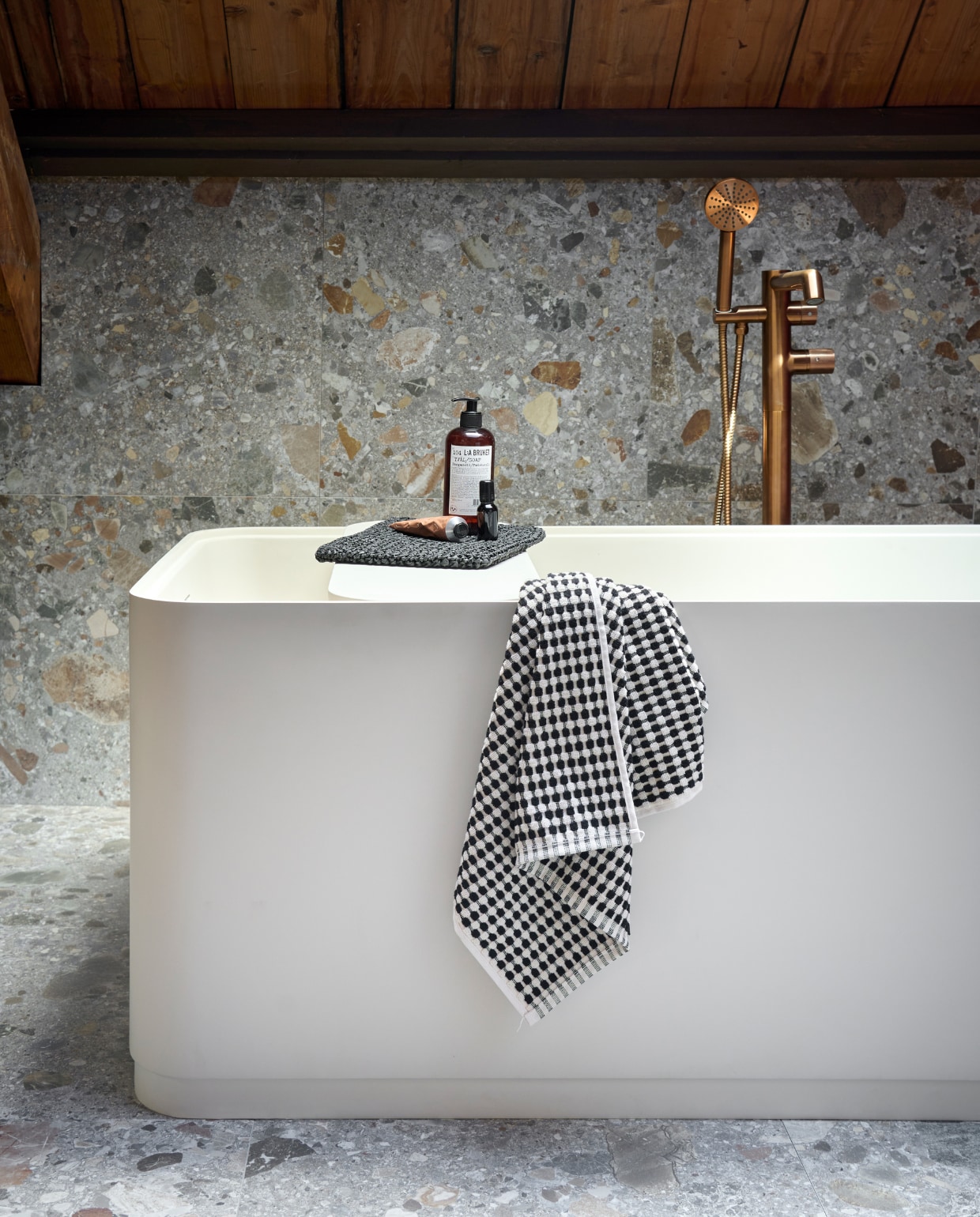 Bad Soft Edge in zand € 4970,-.Wand- en vloertegel Composite Brown mat per m2  vanaf € 65,- vtwonen catalogus 2023