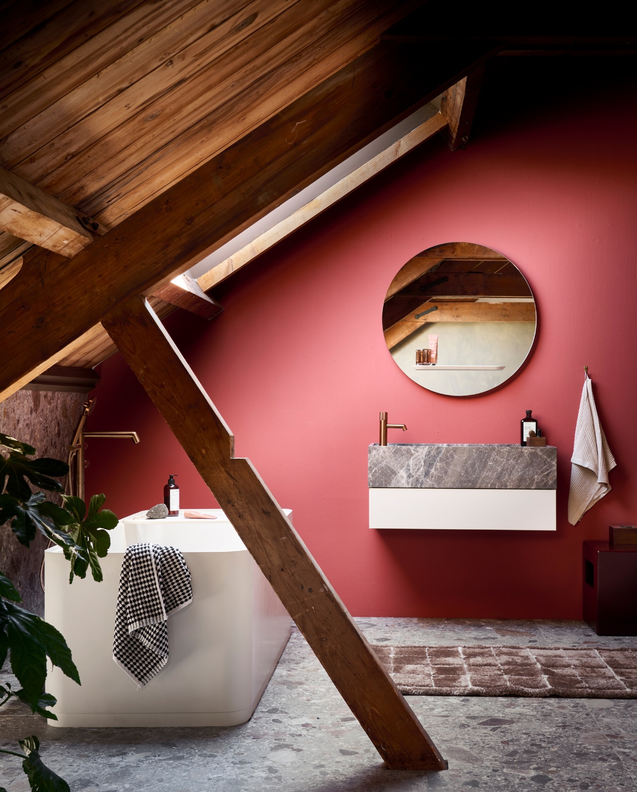 Bad Soft Edge in zand € 4970,-. Wand- en vloertegel Composite in Brown mat per m2 vanaf € 65,-. Spiegel Reflect vanaf € 835,. Muurverf Red Earth 1 liter € 27,99 (pag. 100). Wastafel Wide vanaf € 1813,-. Onderkast Tidy 1 lade push to open € 1010,-. Vloerkleed loperformaat Blocks € 239,99. Bijzettafel Modern € 219,-.M.m.v. zarahome.com (zwart-witte handdoek), plieger.nl (douche-badkraan), marie-stella-maris.com (beautyproducten). vtwonen catalogus 2023