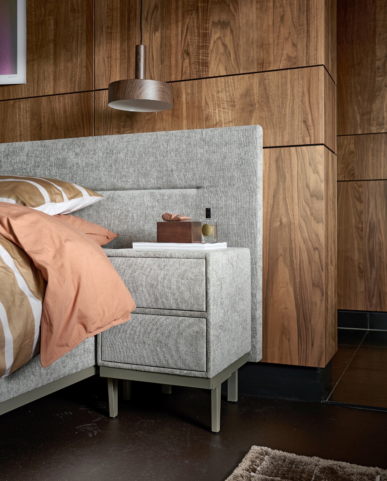 Vloer Marmoleum in Basalt per m2 € 50,40. Boxspring Lifestyle by vtwonen Cinnamon Large vanaf € 2090,-. Nachtkastje Lifestyle Cardemom met 2 lades vanaf € 199,-. Dekbedovertrek Tribe in terra vanaf € 59,95. Kussen Broom Bow € 49,95.Hanglamp Woody € 79,99. Vloerkleed loperformaat Blocks € 239,99. M.m.v. zarahome.com (slippers), wallofart.com (poster). Overig privébezit. vtwonen catalogus 2023