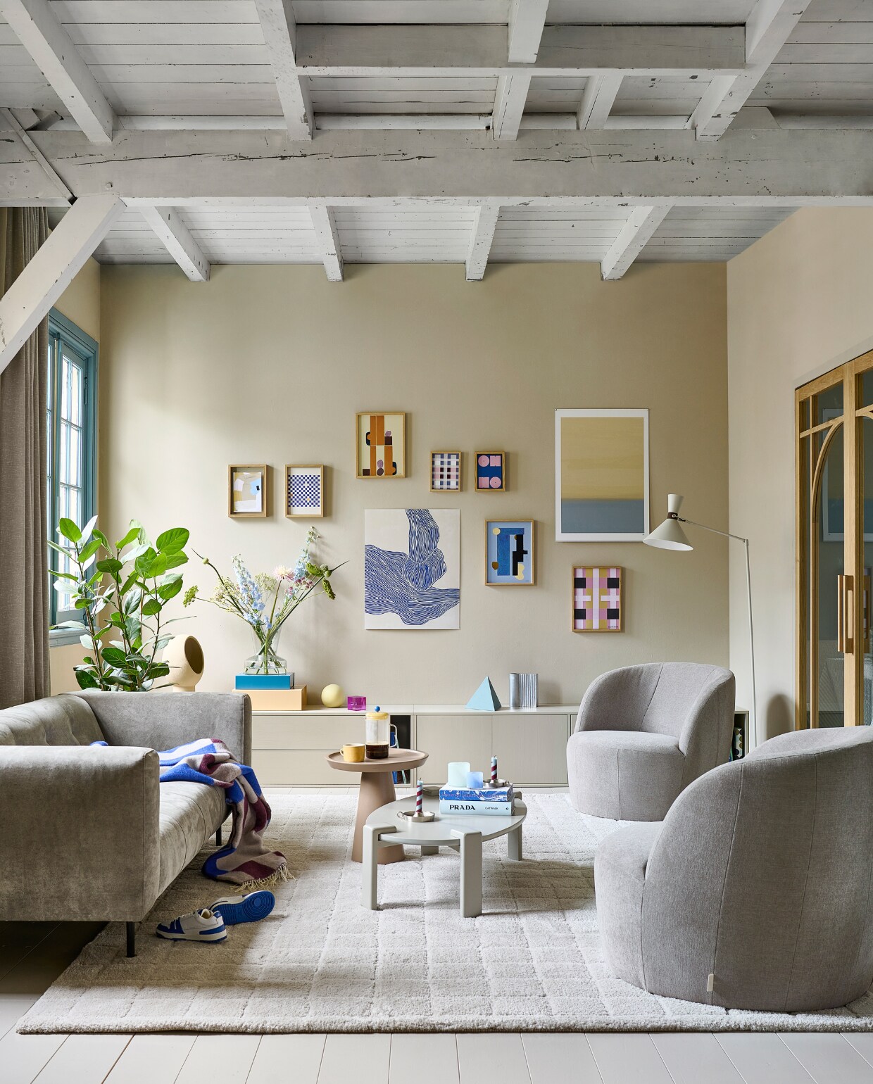 Muurverf Flax vanaf 1 liter € 27,99. Diverse fotolijsten naturel vanaf € 12,95. Tv-meubel Settle Down € 499,-. Draaifauteuil Turn € 599,-. Vloerlamp Hoodies € 199,95. 2,5-zitsbank Skin in lichtgrijs € 1099,-. Vloerkleed Blocks vanaf € 320,-. Salontafel Turtle € 399,-. Kandelaars van metaal met oor vanaf € 12,95. Bijzettafel Coffee A Gogo € 229,-. M.m.v. wallofart.com (kunstwerken), merceramsterdam.com (schoenen), arket.com (plaid), vtwonen.be/shop (zilveren vaas van vtwonen), hay.nl (koffiekan), hm.com (gestreepte kaarsen). Overig privébezit. vtwonen catalogus 2023