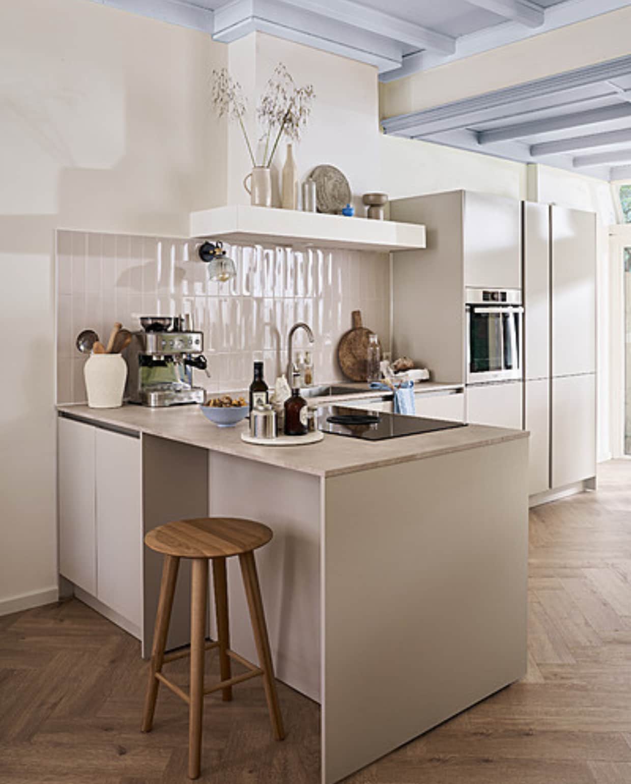 Keuken Basic Greige met diverse formaten opbergkasten, prijs op aanvraag .M.m.v. demachinekamer.nl (kruk), bolia.com (vaas), hm.com (serviesgoed), zarahome.com (houten dienblad). Overig privébezit. vtwonen catalogus 2023