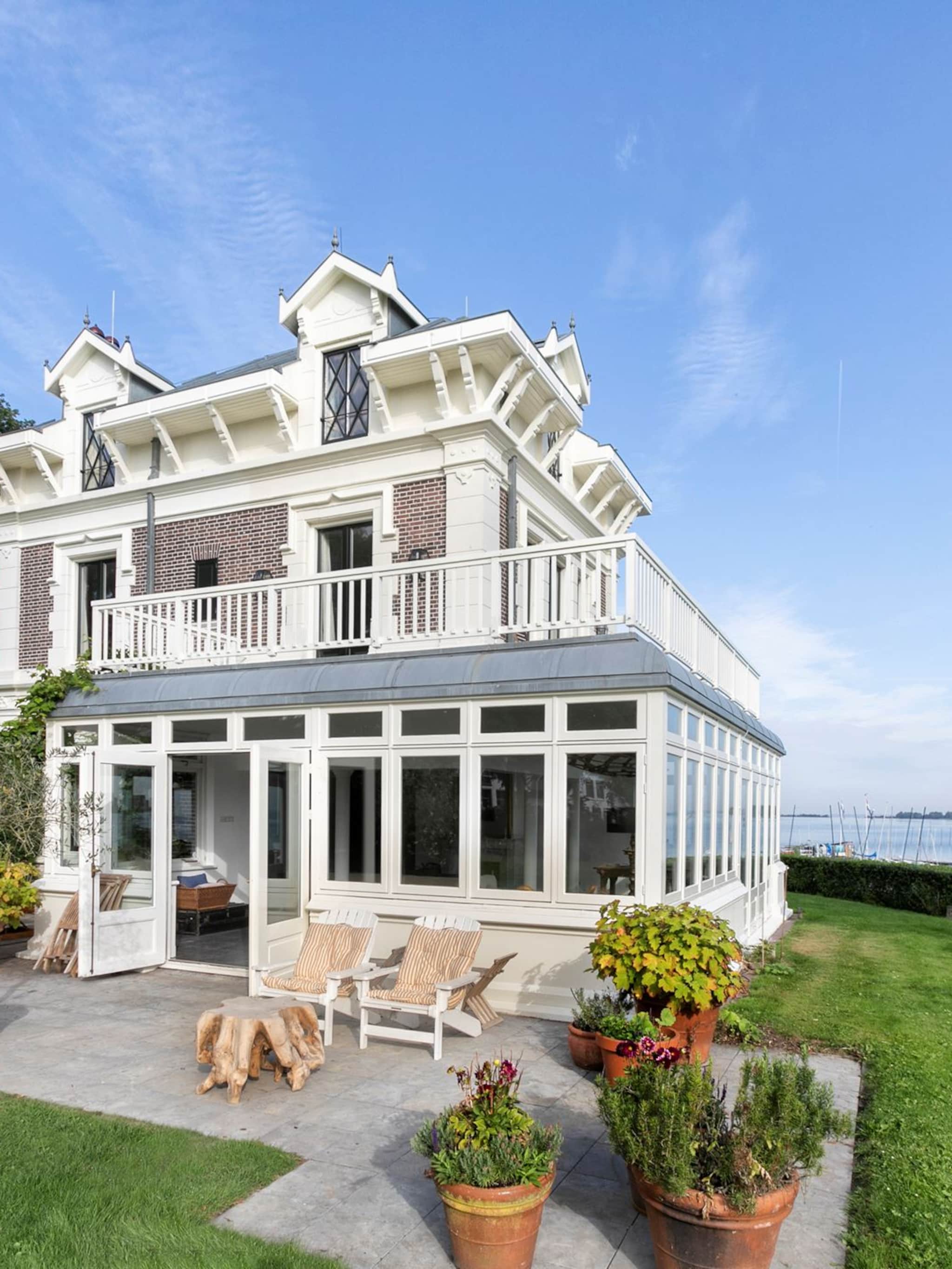 gespot luxe strandhuis met uitzicht over het ijmeer