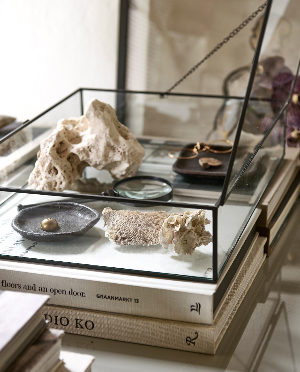 Glazen opbergdoos vanaf € 54,95. M.m.v. vtwonen.nl/shop (tafelkleed van vtwonen). Overig privébezit. vtwonen catalogus 2023